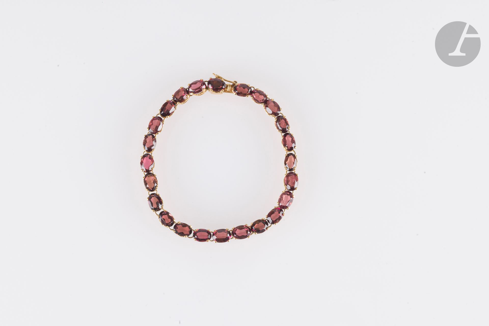 Bracelet articulé en or 18K (750) serti de tourmalines rose foncé ovales. Longueur : 17 cm. Poids brut : 11,9 g