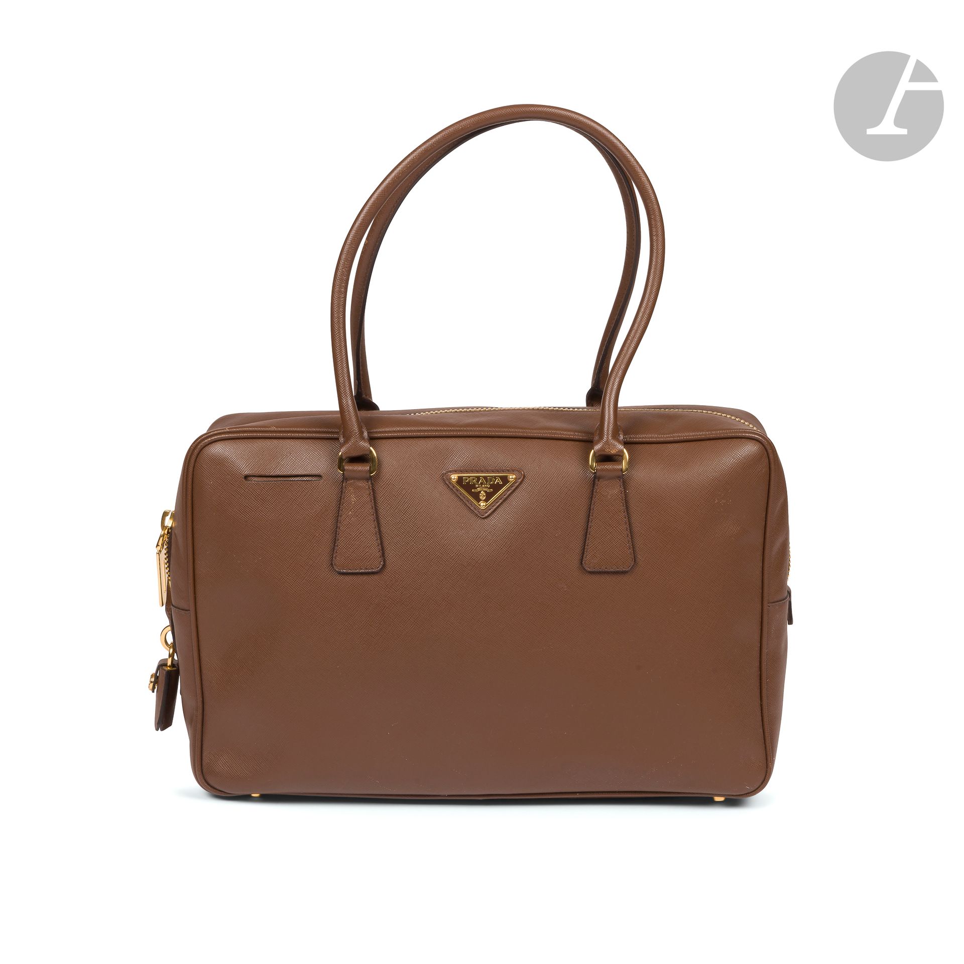 PRADA
BAULETTO bag in cocoa saffiano leather, gold-tone metal trim, padlock and two keys under a bell. Authenticity card. 35 x 22 x 10 cm (some marks on leather)