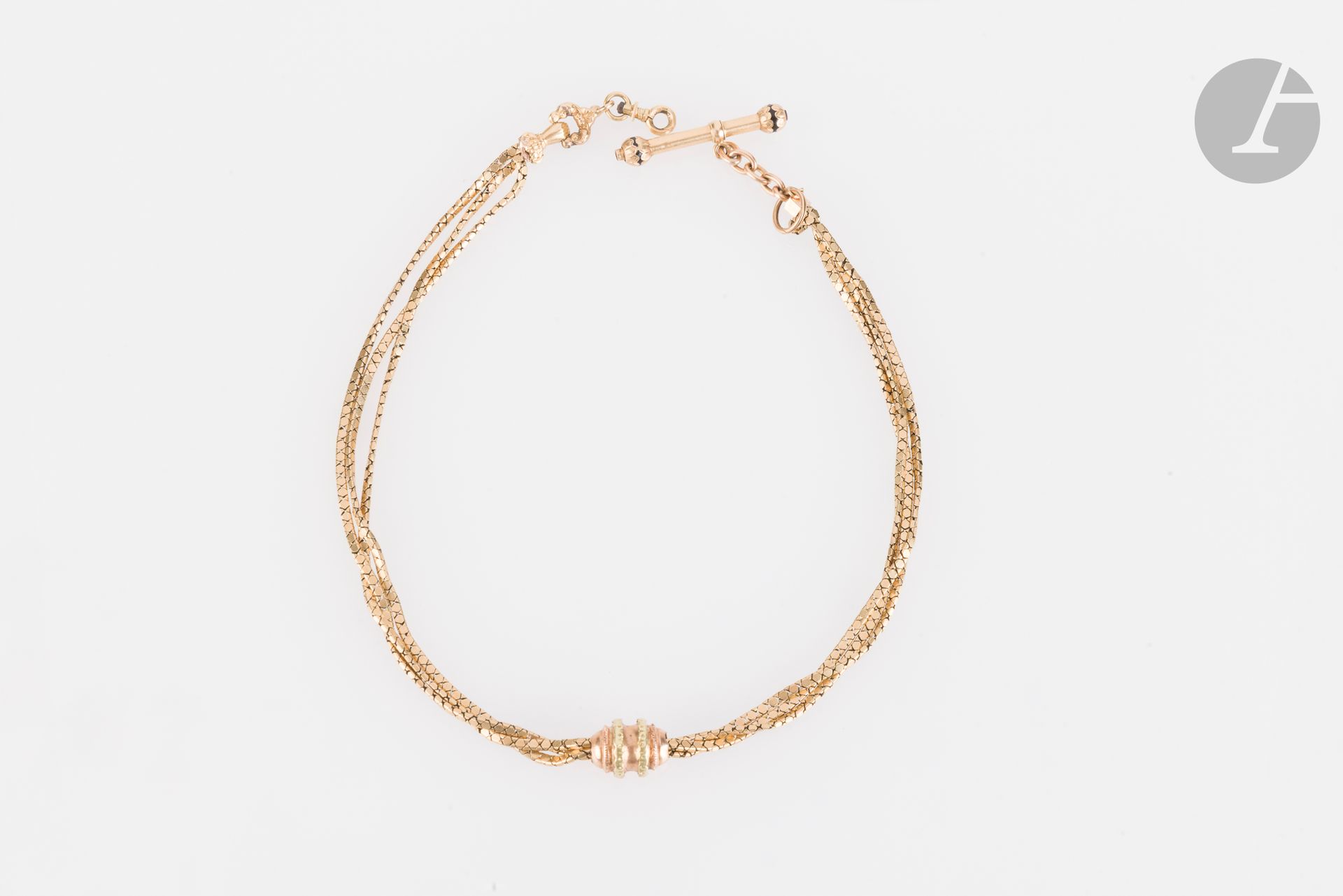 18K (750) gold triple vest chain, adorned with a coulant in two shades of gold. French work, late 19th century. Length: approx. 32 cm. Weight: 21 g (wear, bumps, missing parts)