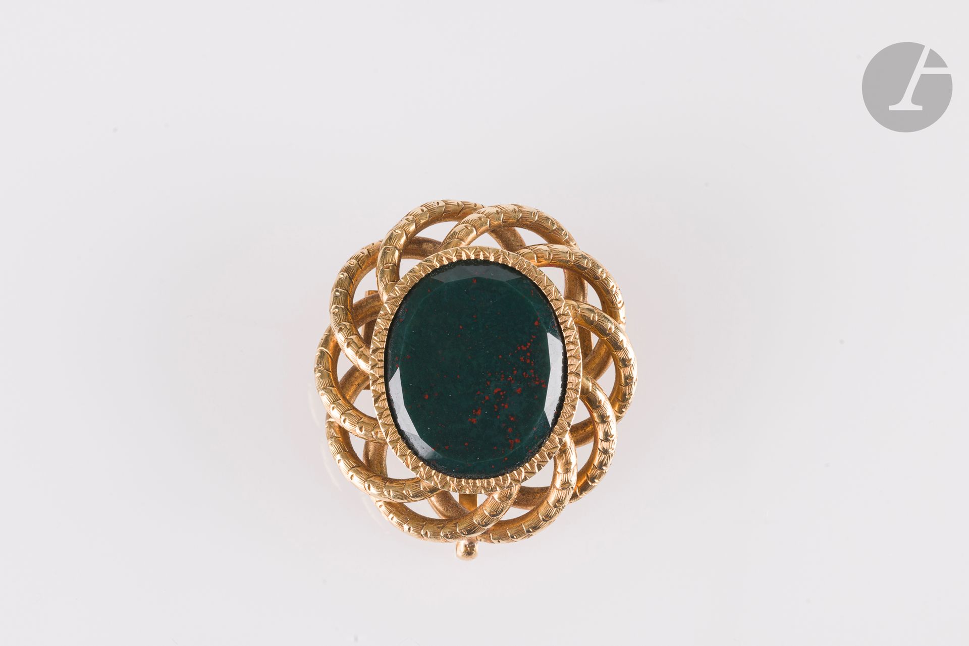 Broche-pendentif ovale en or 18K (750), orné d'un jaspe sanguin. Dimensions : 4 x 3,3 cm environ. Poids brut : 12 g