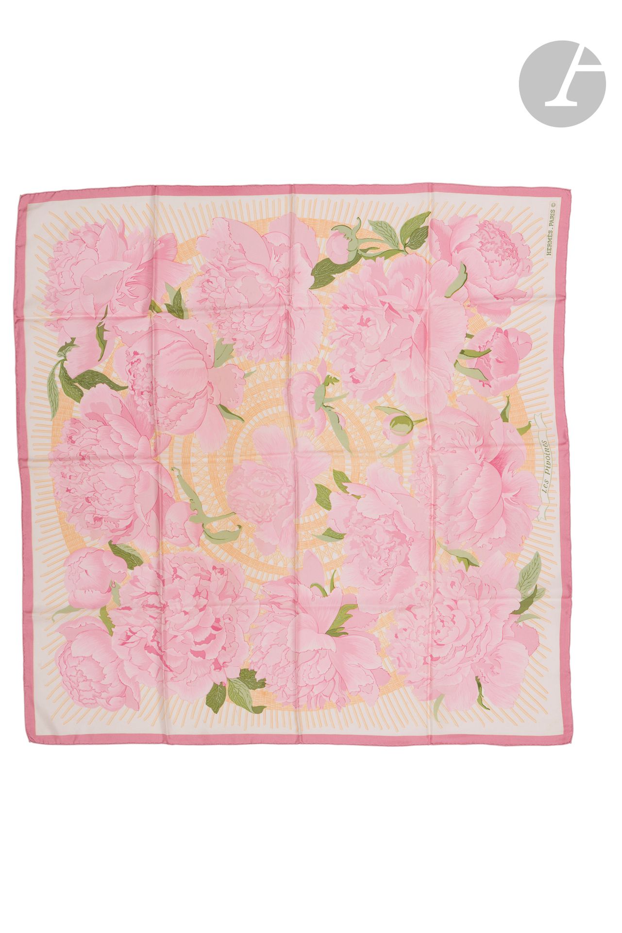 HERMÈS PARIS
Carré 90 en twill de soie "Les Pivoines", entourage rose (quelques petites salissures aux plis)