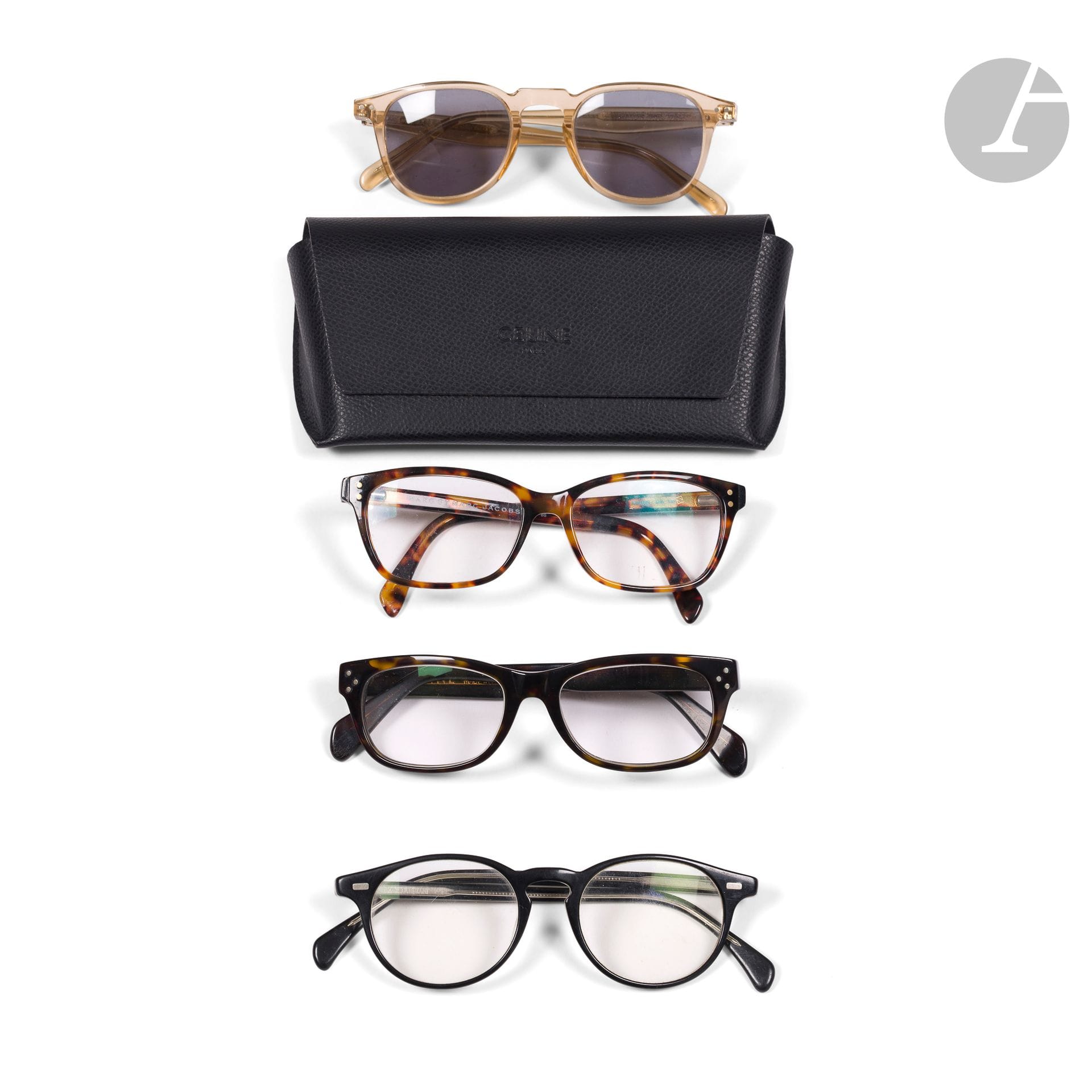 CHANEL
Paire de lunettes de vue à monture taupe. Dans leur étui rigide