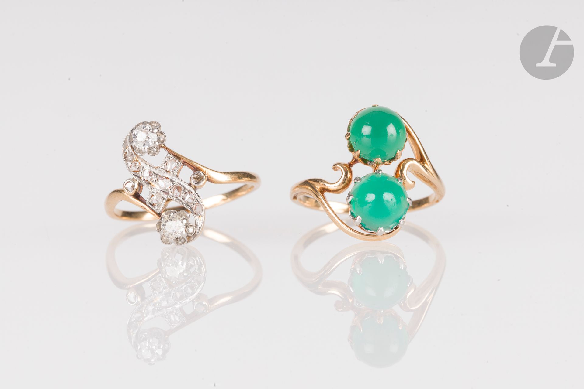 Lot de deux bagues en or 18K (750), l'une sertie de chrysoprases cabochons, l'autre croisée ornée de diamants de taille ancienne et taillés en roses. Poids brut : 6,4 g (chocs)