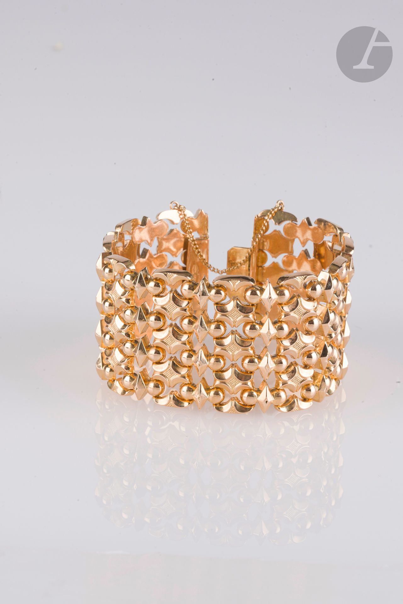 Flexible cuff bracelet in 18K (750) gold with fancy mesh. Length: approx. 19 cm. Weight: 59.6 g (slight wear)