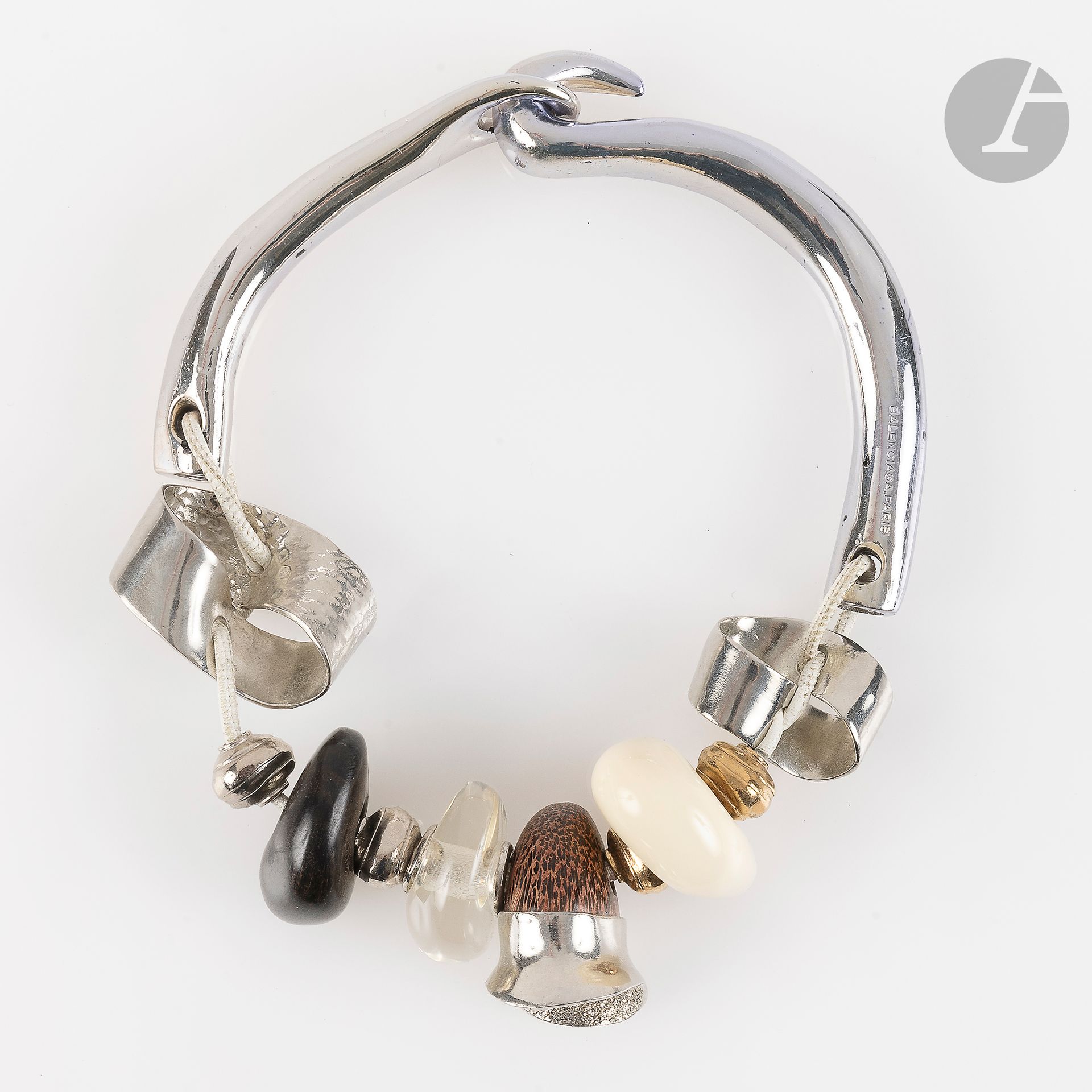 BALENCIAGA
Collier en résines, bois et métal. Signé. L : 45 cm (quelques éclats)