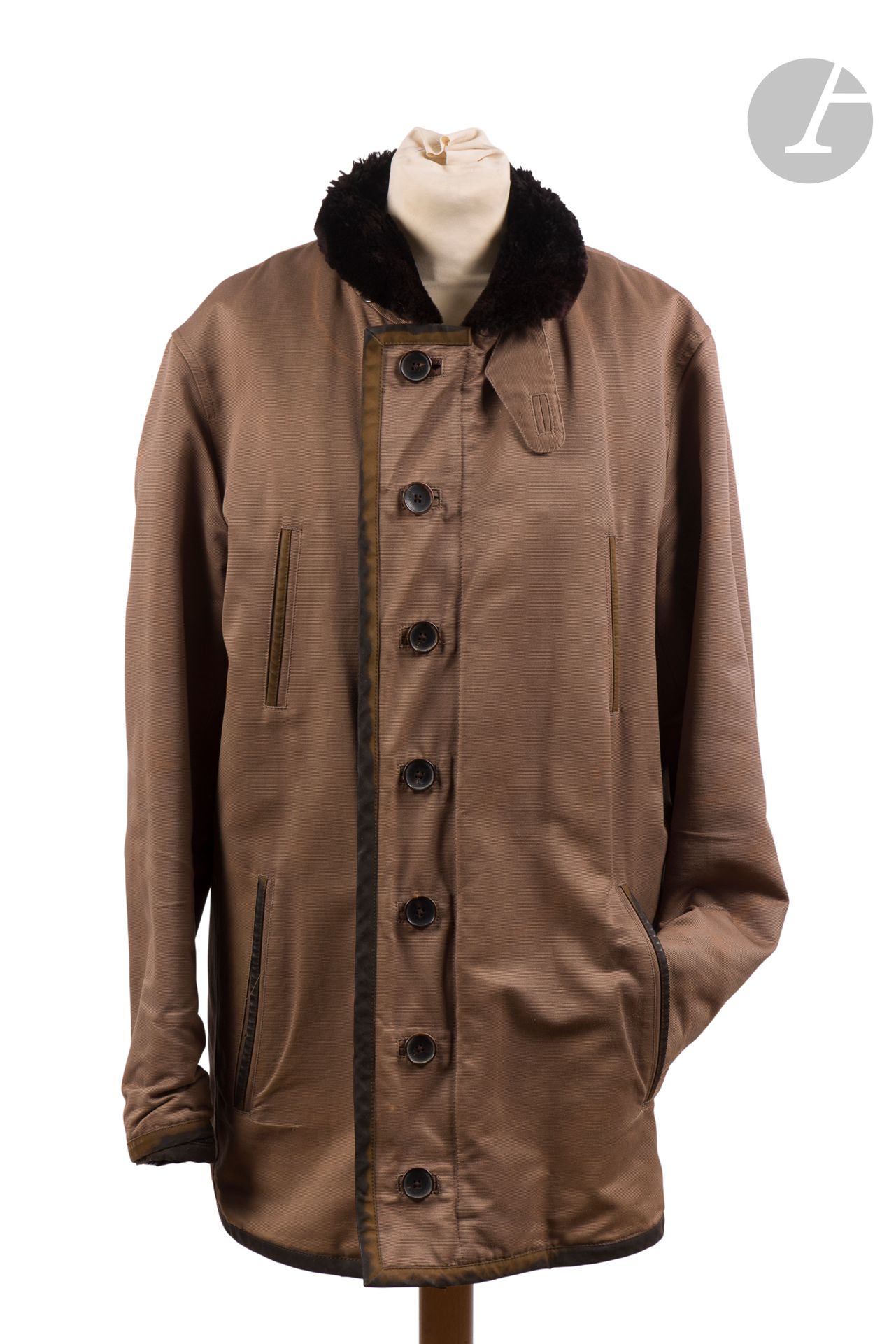 LOUIS VUITTON
Veste canadienne pour homme en coton taupe, col en fausse fourrure et doublure amovible en lainage au Damier. T.M environ
(traces d'usages et taches)