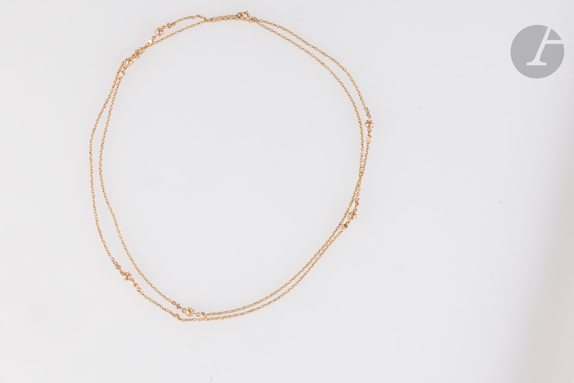 Sautoir en or 18K (750), ponctué de 6 boules épaulées par des cubes. Longueur : 98 cm. Poids : 11,1 g (chocs, traces de soudure)
