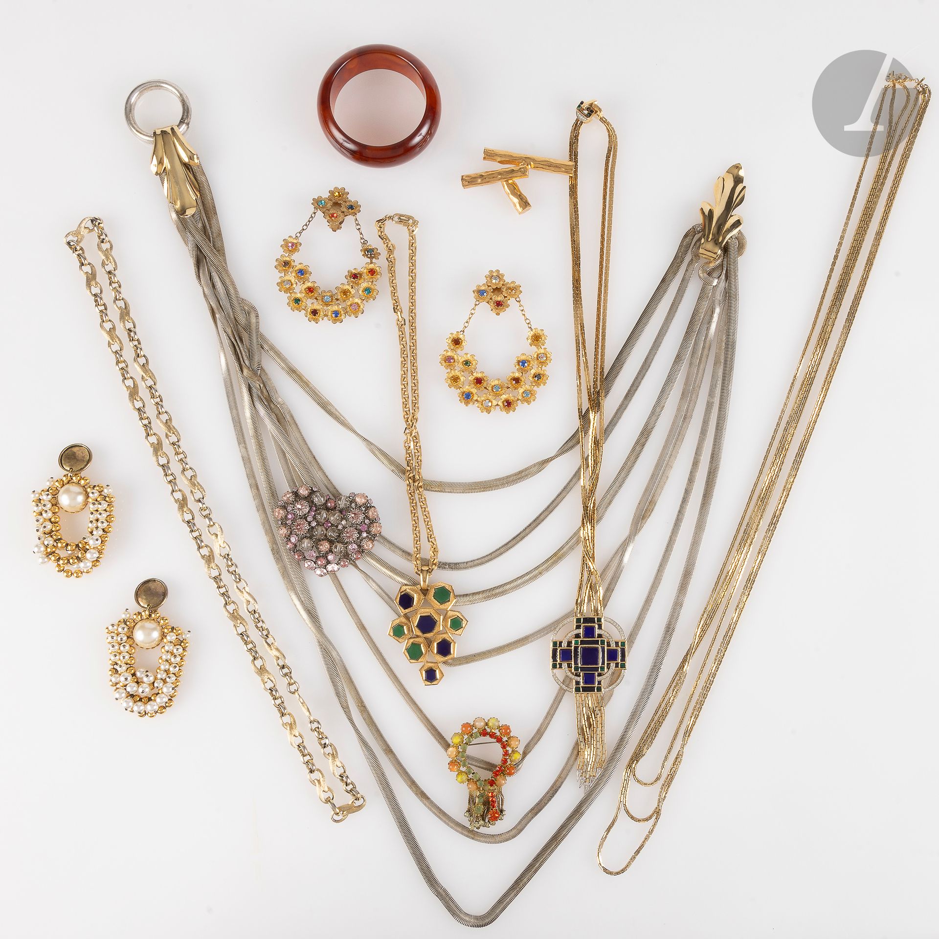 Lot de 11 bijoux fantaisie en métal, perles et pierres de couleurs : 
une broche en métal doré signée BICHE de BERRE, deux broches signées CISSY, une paire de clips d'oreilles SCOOTER, une paire de clips d'oreilles non signée, deux sautoirs et deux colliers pendentifs signés D'ORLAN , un important collier multirangs PREMIER ETAGE et un bracelet résine façon ambre