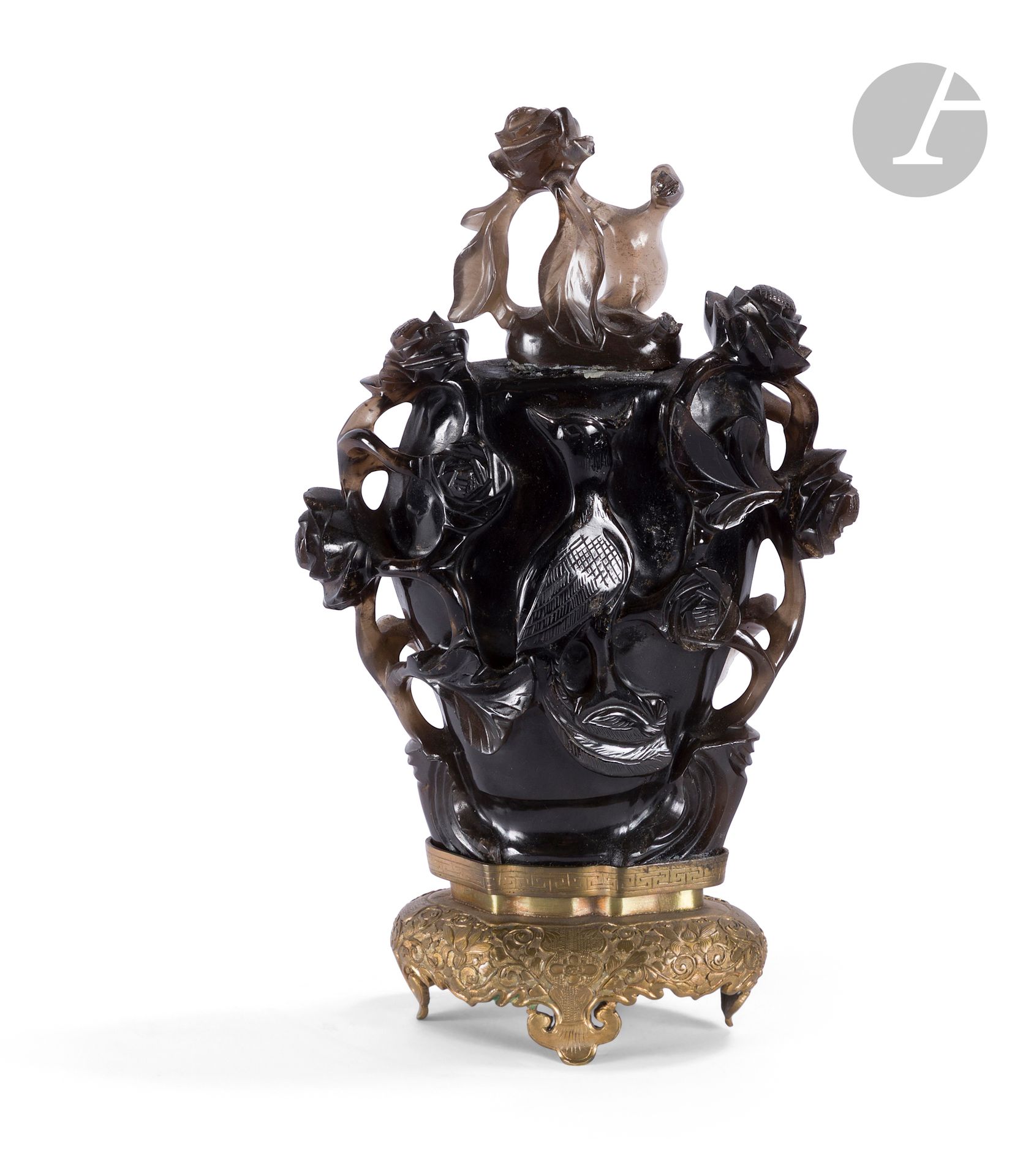 Vase en cristal de roche fumé
Chine, première moitié du XXe siècle
Le pourtour sculpté en relief de deux phénix perchés sur des branches de pivoines, socle en cuivre ciselé de fleurs et rinceaux; couvercle accidenté
H. totale: 22cm

Provenance: 
D’une collection privée européenne.