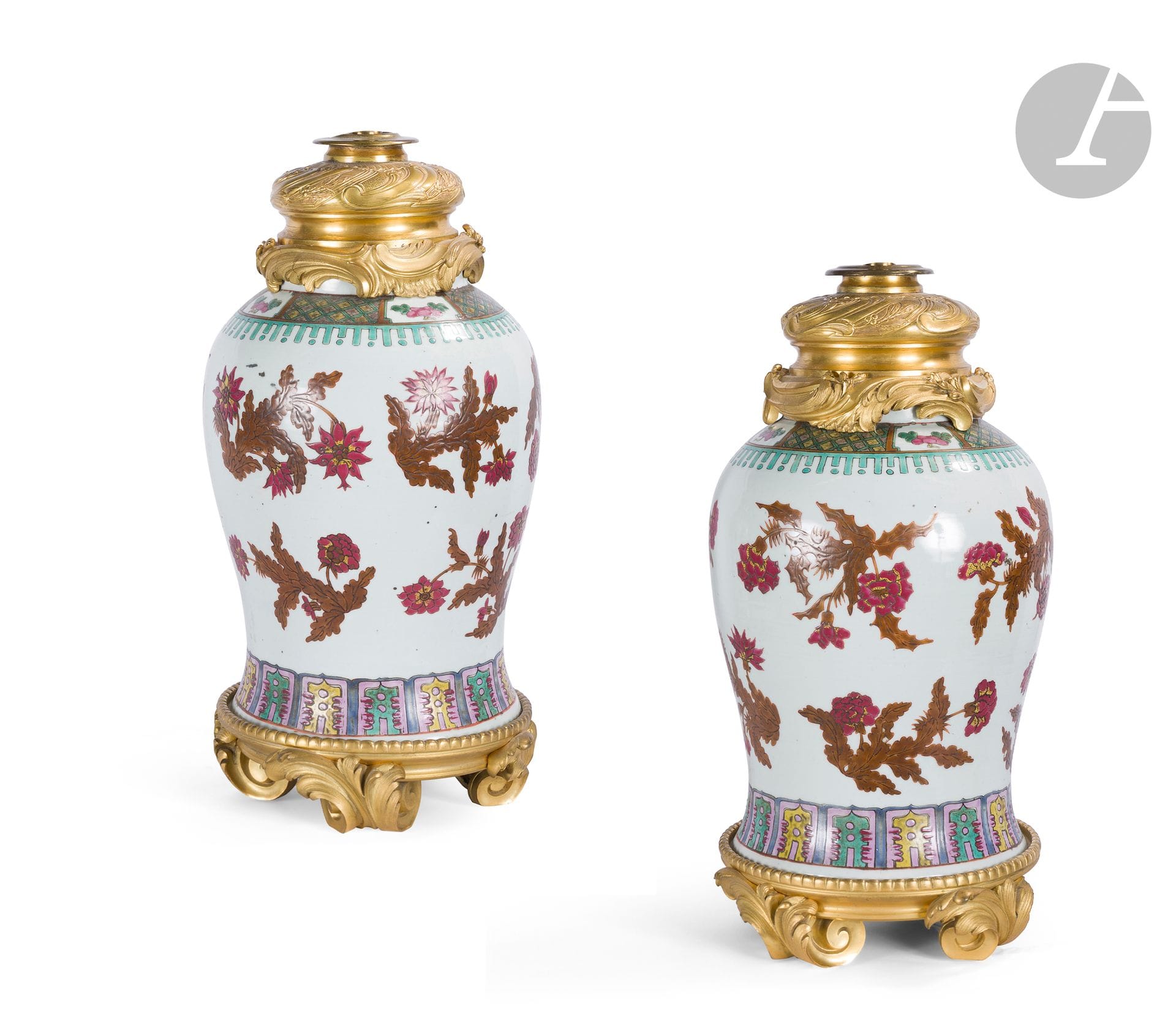 Paire de grands pieds de lampe en porcelaine de Chine et bronze doré; (accidents et restaurations).
Style Louis XV.
H.: 49cm

Provenance: 
D’une collection privée européenne.