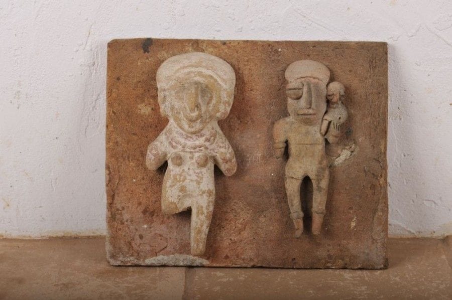 Lot de deux personnages : Une femme richement parée et un personnage borgne portant un enfant sur l’épaule. Terre cuite brune avec reste de peinture crème et rouge. Terre cuite brune avec pastillage. Culture Bahia, Équateur, 500 av. - 500 ap. J.-C. H : 18 cm - l : 8 cm -  Ep : 6 cm      H : 15,5 cm - l : 6,5 cm - Ep : 4 cm État n°1 : jambe droite manquante. État n°2 : cassé et recollé au niveau des jambes.
