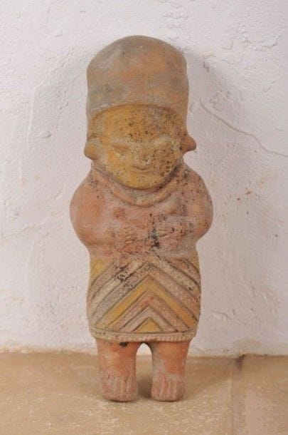 Femme debout vêtue d’une jupe à décor de chevrons. Terre cuite brune à décor polychrome rouge, crème et jaune. Traces d’oxyde de manganèse. Culture Bahia, Équateur, 500 av. - 500 ap. J.-C. H : 26 cm - l : 10,5 cm - Ep : 8 cm État : bon.