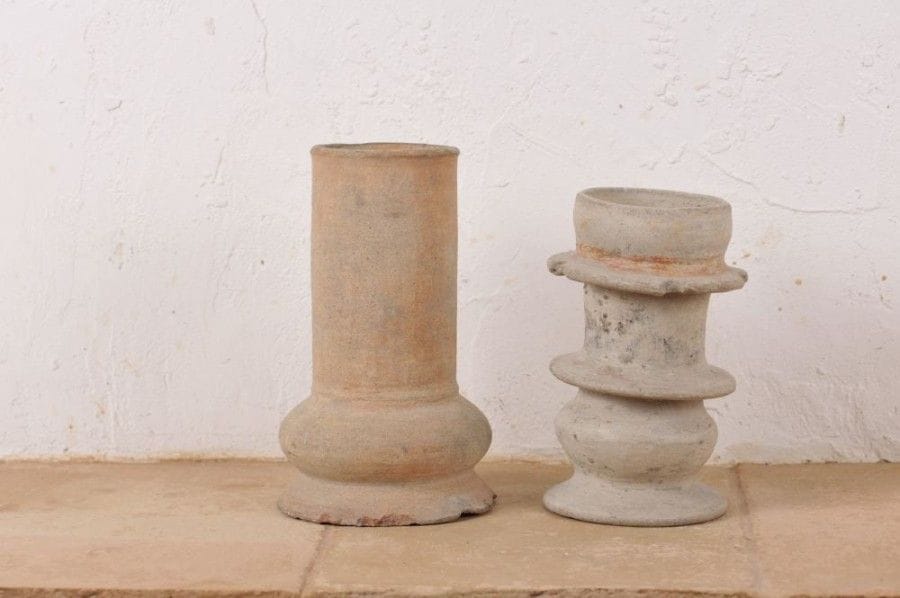 Lot de deux vases tubulaires avec renflement à la base. Le premier est décoré de deux collerettes.  Terre cuite brune avec traces de peinture rouge et noire. Culture Tumaco, La Tolita, Équateur, 500 av. - 500 ap. J.-C.   H : 18,5 cm - Diam : 12 cm / H : 21 cm - Diam : 12,5 cm État : cassé et recollé avec manques visibles.