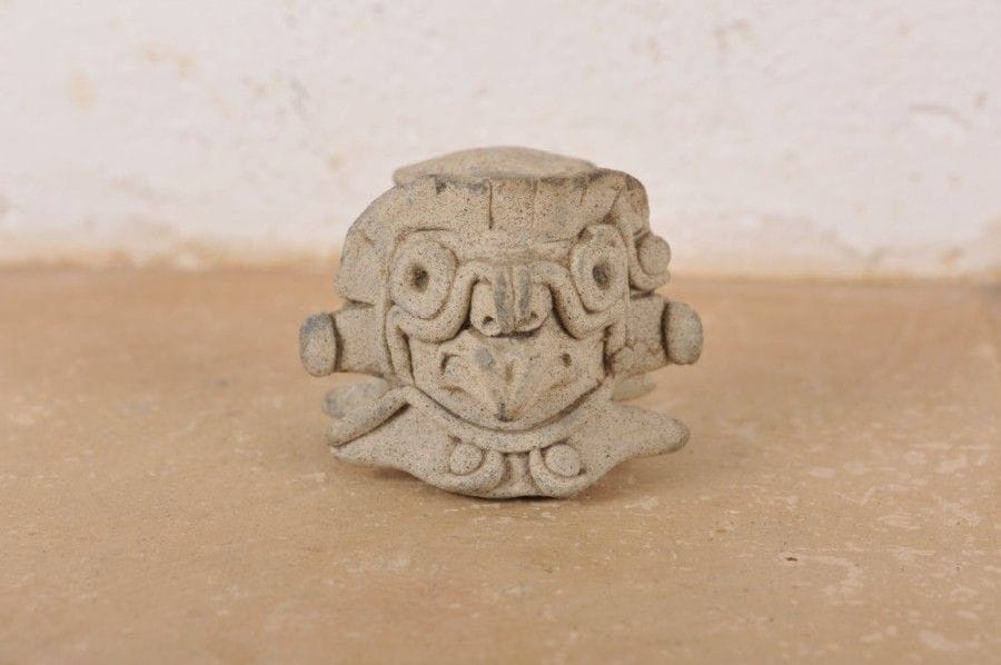 Tête d’oiseau. Terre cuite brune à décor en pastillage. Culture Tumaco, La Tolita, Équateur, 500 av. - 500 ap. J.-C. H : 6 cm - l : 7,5 cm - Ep : 7,5 cm État : bon.