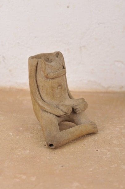 Vase cérémoniel représentant un homme assis, tenant son sexe. Terre cuite brune. Jama-Coaque, Province de Manabi, Équateur, 500 av. - 500 ap. J.-C. H : 7 cm - l : 7 cm - Ep : 6 cm État : tête manquante, fêlure.