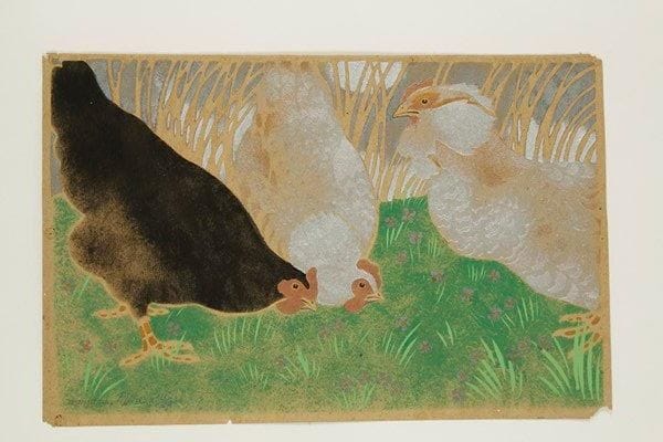 Georges MANZANA-PISSARRO (1871-1961)
Une poule noire et deux poules grises. Vers 1920. Pochoir en couleurs et à l?encre bronze doré et argent. [482 x 315]. Très belle épreuve sur vélin chamois grenu, signée et numérotée à la plume et à l?encre. Petits manques et accidents dans les angles et en pied. Deux trous de punaises aux bords latéraux. Toutes marges. Tirage à 100 épreuves