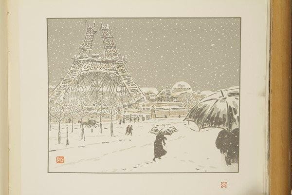 Henri RIVIERE (1864-1951)
Les Trente-six vues de la tour Eiffel. Prologue d?Arsène Alexandre. Paris, Imprimerie Eugène Verneau, 1888-1902. Un vol. in-4 oblong (292 x 234 mm). Fields p. 77. Illustré par Henri Rivière de 36 lithographies originales en couleurs relatant les différentes étapes de la construction de la tour Eiffel. Prologue d?Arsène Alexandre. Typographie et fleurons par George Auriol. Intérieur légèrement débroché. Cartonnage de l?éditeur, plats ornés de médaillons gaufrés à décor d?iris, étui assorti (légèrement défraîchi). Exemplaire signé par Rivière et enrichi de deux envois à la plume: «A mon cher ami Roger Marx Bien affectueusement Henri Rivière» puis «A Monsieur Pierre Lambert En toute sympathie/ Henri Rivière». Provenance: vente Roger Marx, 16 novembre 1922 (lot 117) puis coll. part