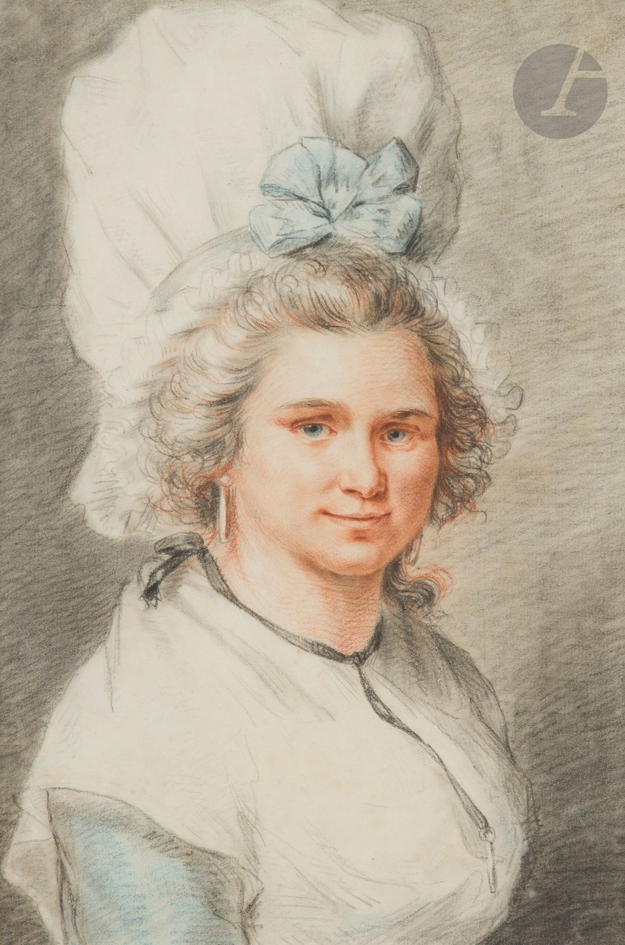 ÉCOLE FRANÇAISE du XVIIIe siècle
Portrait de femme en buste
Crayon noir, sanguine et rehauts de pastel bleu.
37,5 x 27,5 cm