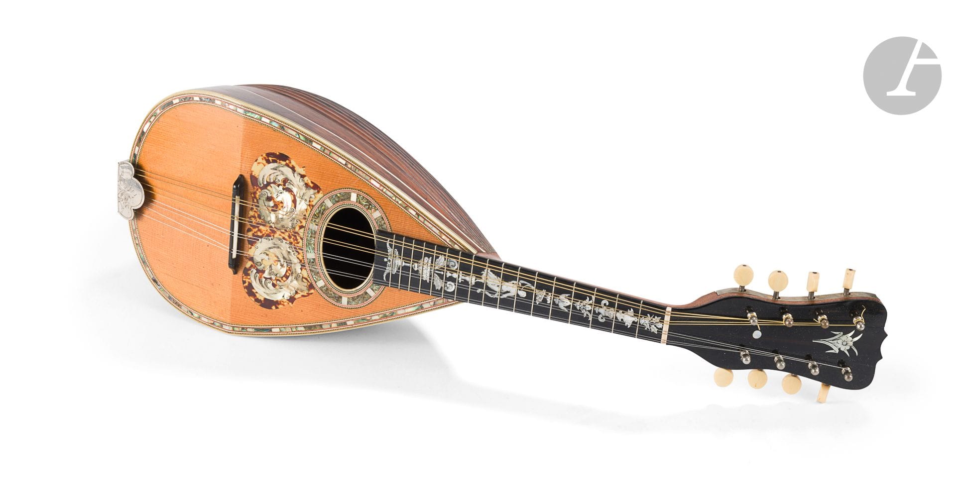 Neapolitan concert mandolin
Rosewood body, spruce top with tortoiseshell and mother-of-pearl inlays, American "Music Dealer Chicago" label.
(Recent restoration)
L.: 60cm