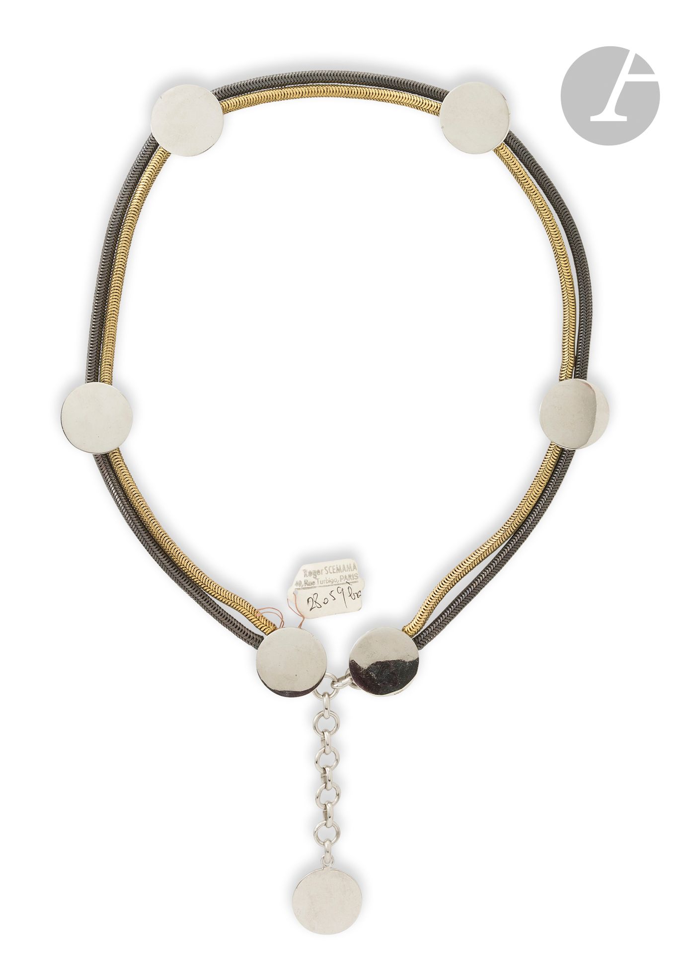 ROGER SCEMAMA
Ceinture deux rangs en chaîne tubogaz métal et métal doré agrémentée de pastilles en métal argenté. Non signée. L : 76 cm (quelques rayures aux pastilles)