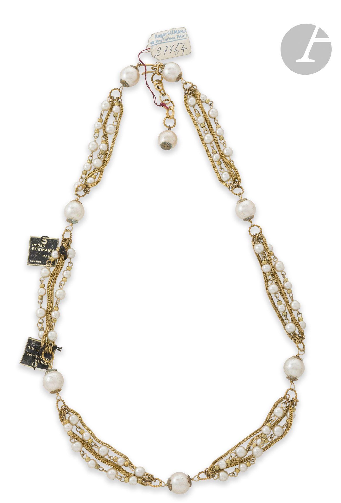 ROGER SCEMAMA
Long necklace in gilded metal and fantasy pearls. Unsigned. L : 75 cm (some wear to costume pearls)