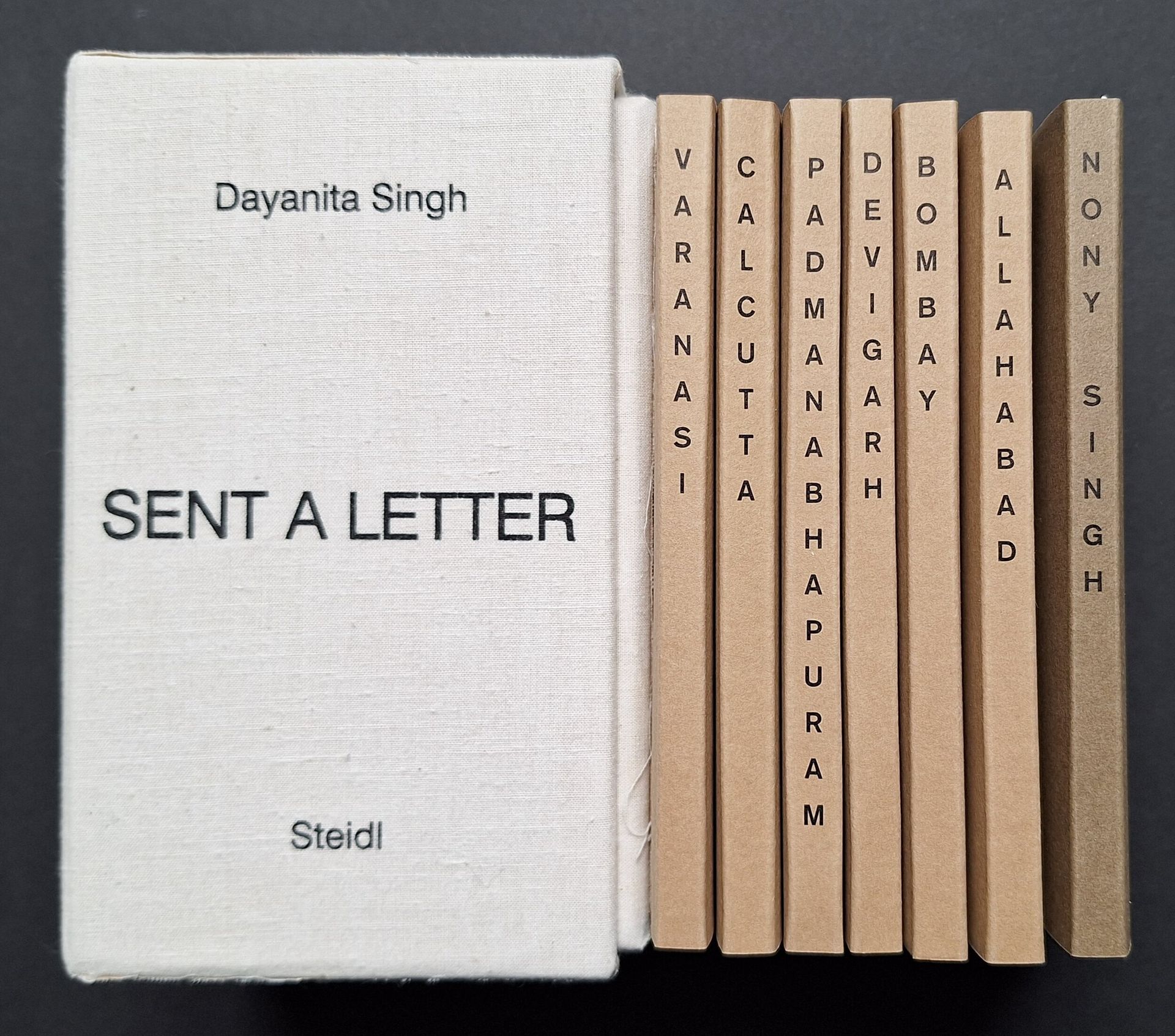 SINGH, DAYANITA (1961) 
Sent a letter. 
Steidl, 2007. 
In-12 (13,5 x 9,5 cm). Édition originale. Sept petits livrets avec titres en noir au dos dans un coffret d’éditeur en tissu.
Ref. Parr & Badger, III, p. 264.