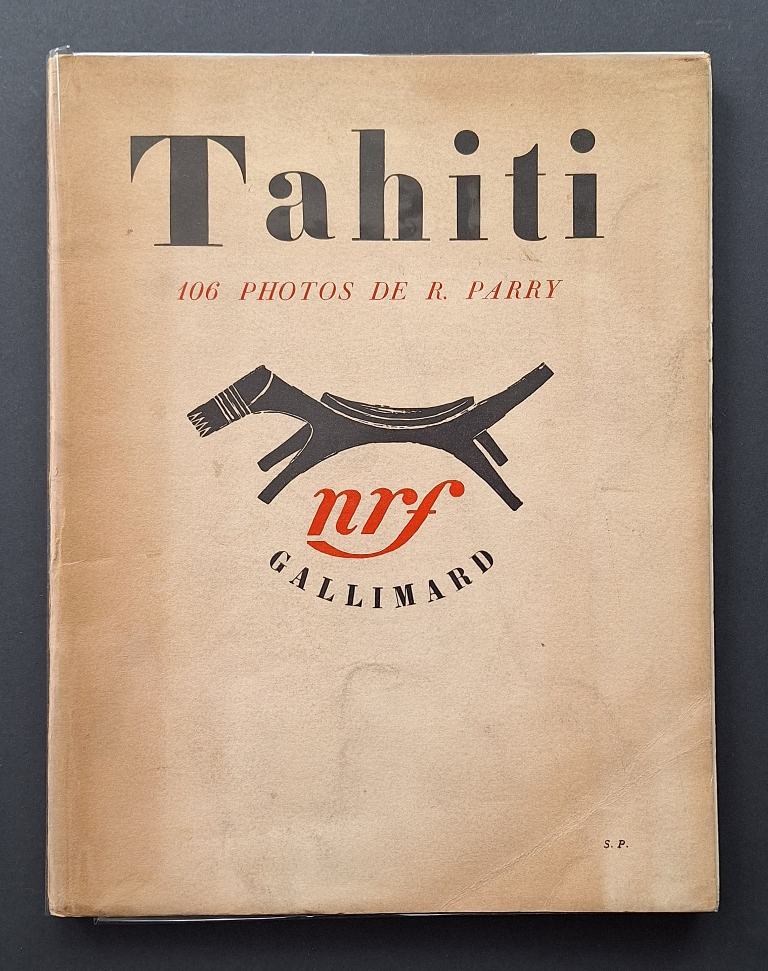 PARRY, ROGER (1905-1977) [Signé]
Tahiti.
Nrf, Gallimard, Paris, 1934.
In-8 (26 x 20 cm). Édition originale brochée, dédicacée et signée par Roger Parry au Directeur de la publication de L'Illustration René Baschet . 98 pp. 94 photographies imprimées en héliogravure. Couverture souple titrée, avec un petit manque de 2 cm en bas du dos. Exemplaire complet du feuillet mauve promotionnel.
