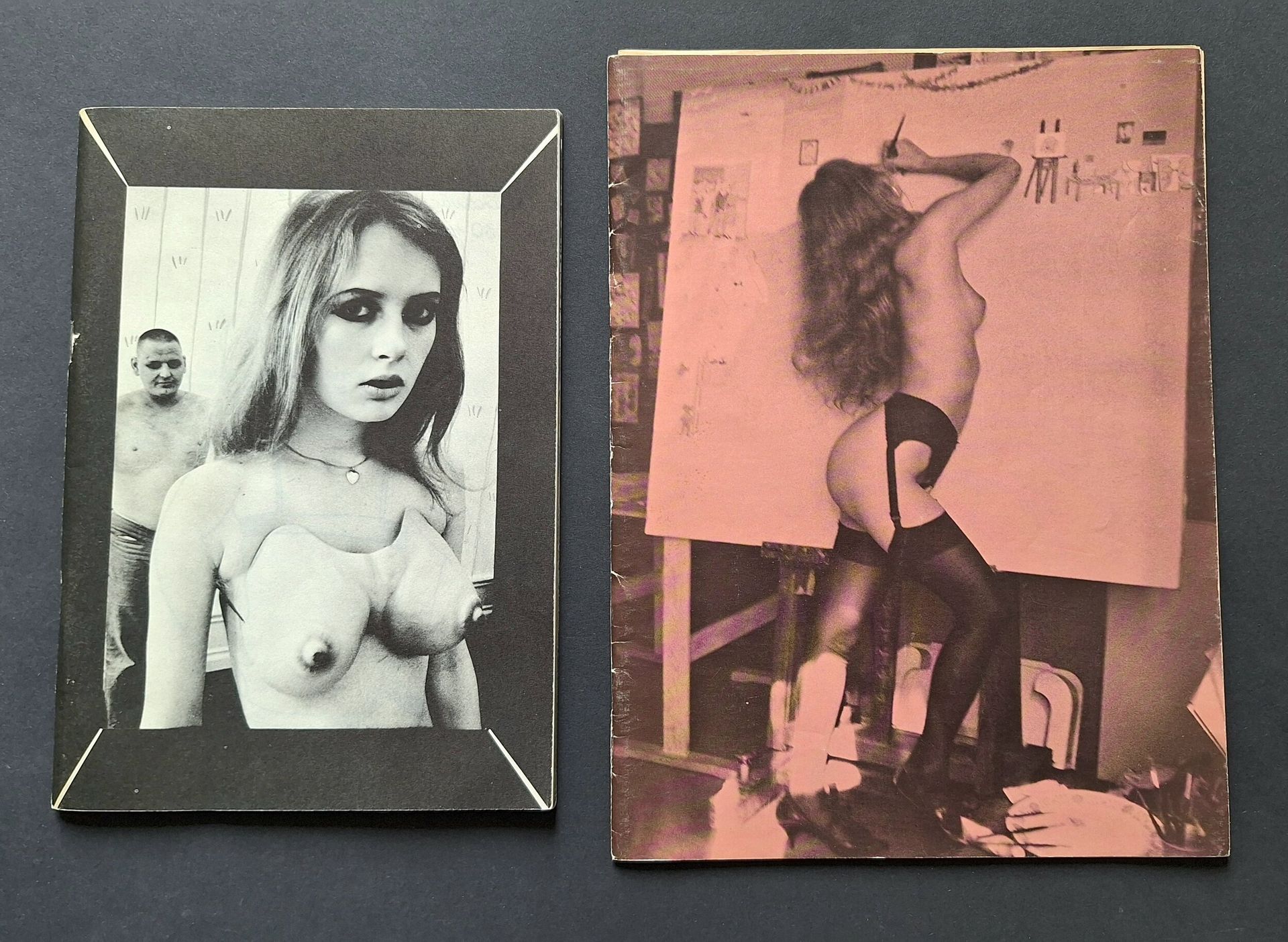 DE GEER, MARIE-LOUISE (1944)
Deux fanzines. 
*Marie-Louise de Geer
Svensk-Franska Konstgalleriet, 1970.
In-8 (20,5 x 14,5 cm). Édition originale agrafée de cette petite et rare publication de l'artiste suédoise Marie-Louise De Geer. 68 pages illustrées de photographies et dessins.  Couverture souple illustrée.
*And as time goes by time goes by and never comes back again.
Galerie Bonnier, Genève, 1975.
In-8 (24 x 18 cm). Édition originale agrafée. 28 pages de dessins et photographies. Couverture illustrée de photos nb colorisée en rose de l'artiste nue. Ce catalogue d'exposition est complété d'un grand dépliant 47 x 35 cm, plié en 4,  pour Art Basel 1975.