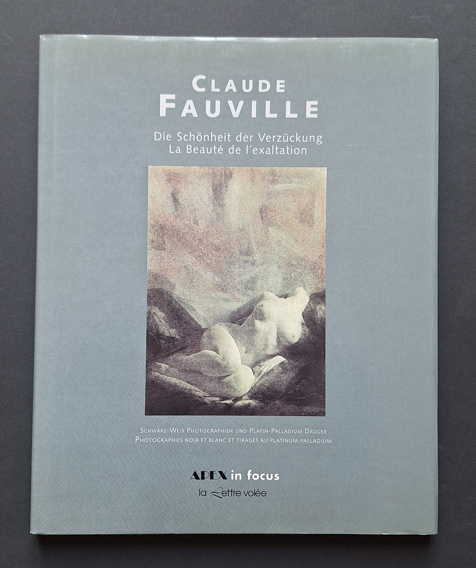 FAUVILLE, CLAUDE (1940) [Signé]
La Beauté de l'exaltation.
Die Schönheit der Verzückung.
Photographies noir et blanc et tirages au platinum-palladium.
Apex in Focus/ La lettre volée, Köln, 1996.
In-4 (27 x 21 cm). Édition originale bilingue, signée en page de titre par Claude Fauvillle. 80 pp. Textes de Bernhard Cathonnet et Dr. Reinhold Mibelbeck. 70 photographies érotiques reproduites. Cartonnage en tissu titré en creux sous jaquette illustrée.