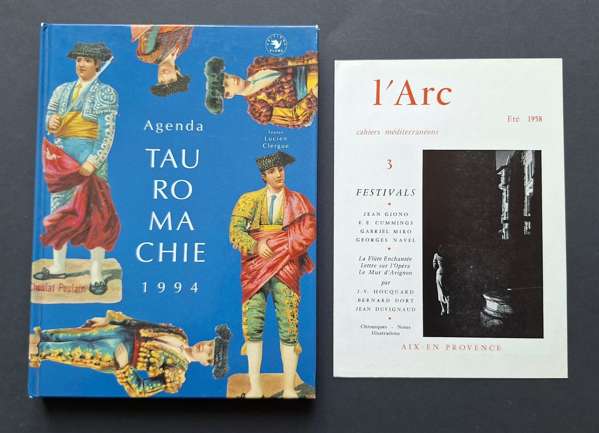 CLERGUE, LUCIEN (1934-2014) [Signé]
Agenda Tauromachie 1994.
Éditions Plume, 1993.
In-8 (21,5 x 16,5 cm). Édition originale dédicacée, datée (1993) et signée par Lucien Clergue. Textes de Lucien Clergue. Nombreuses scènes de tauromachies reproduites: cartes postales, affiches, et une photographie représentant Lucien Clergue en action. L'originalité de ce livre c'est qu' ici le photographe Lucien Clergue n'est pas photographe, mais auteur des textes et anecdotes en regard des documents reproduits. Cartonnage illustré. 
On joint
un tiré à part de souscription à l'Arc, cahiers méditerranéens (été 1958); 4 pages dont l'une reproduisant une photographie de taureau par Lucien Clergue, avec sous l'image la signature manuscrite de Lucien Clergue, au stylo bleu.