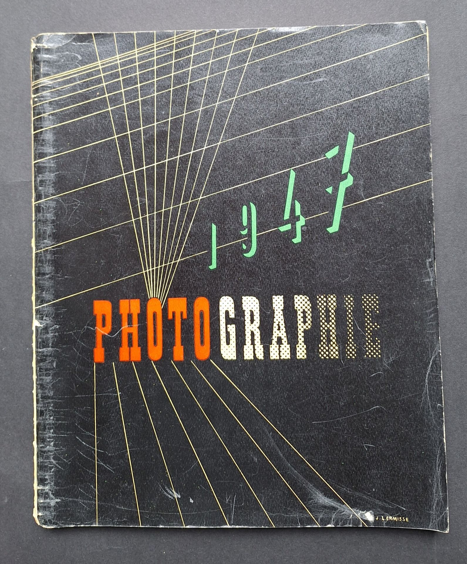 PHOTOGRAPHIE 1947
Arts et Métiers Graphiques, 1947.
In-4 (31 x 24 cm). Édition originale. Introduction de Pierre Scize. 115 photographies superbement imprimées en héliogravure. Reliures à spirales.