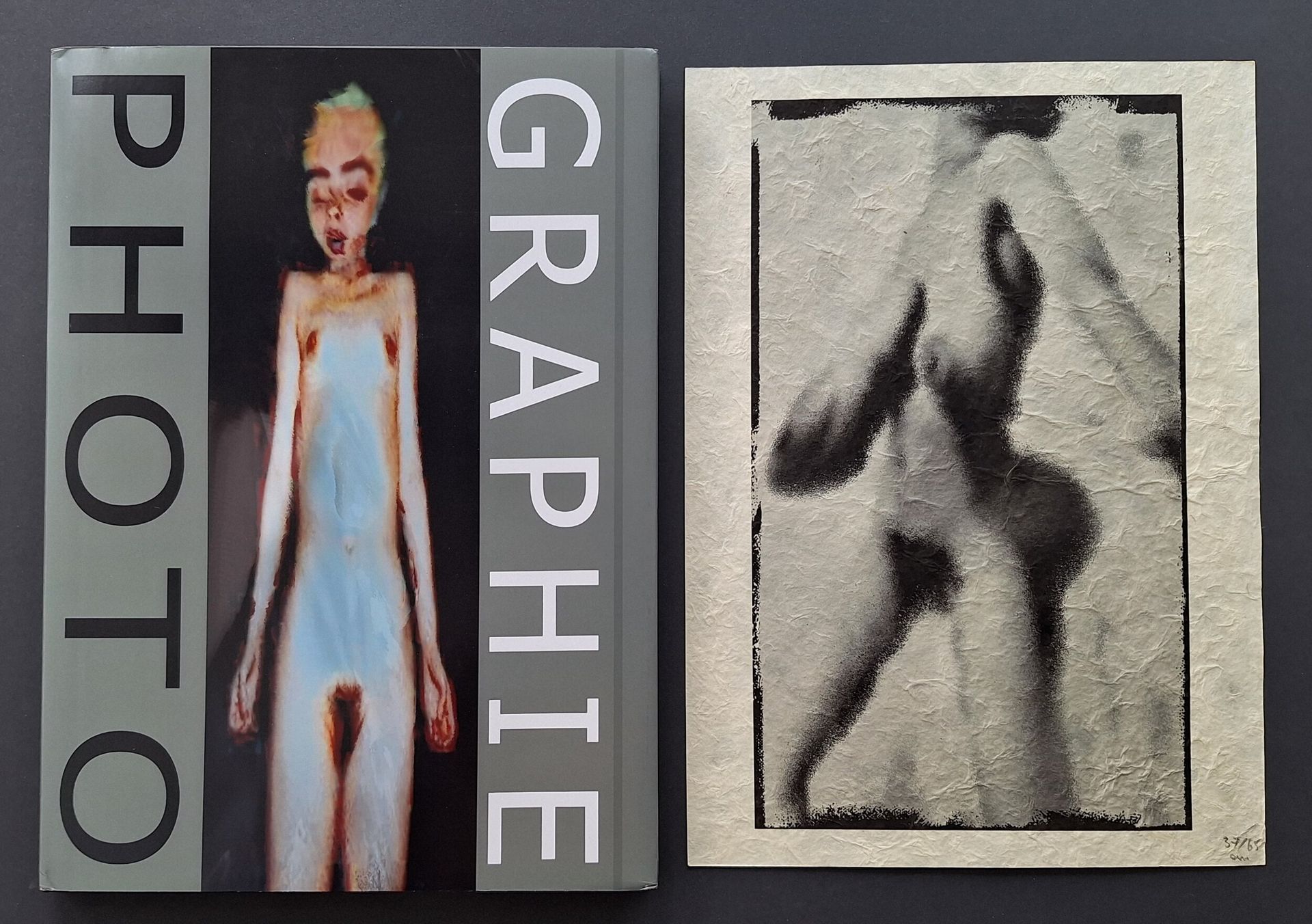 LANDRON, FRANCK (1957) [Signé]
Graphie Photo.
Franck Landron, 2005.
In-4 (30 x 22 cm). Édition originale, tirée à seulement 30 exemplaires numérotés et signés, accompagnés d'un tirage original 30 x 21cm, signé au dos par Franck Landron. Introduction de François Dupeyron. 100 pp. Cartonnage noir sous jaquette illustrée.