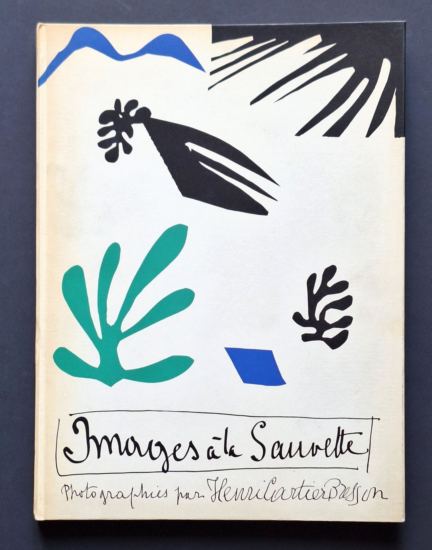 CARTIER-BRESSON, HENRI (1908-2004)
Images à la sauvette.
Verve, Paris, 1952.
In-folio (37 x 28 cm). Édition originale. Sélection de 126 photographies imprimées en héliogravure par Draeger Frères. Cartonnage d’éditeur illustré par Henri Matisse. Très bel exemplaire de ce fragile livre, considéré comme un des plus importants de Henri Cartier-Bresson.
Ref. Parr & Badger, I, p. 208.