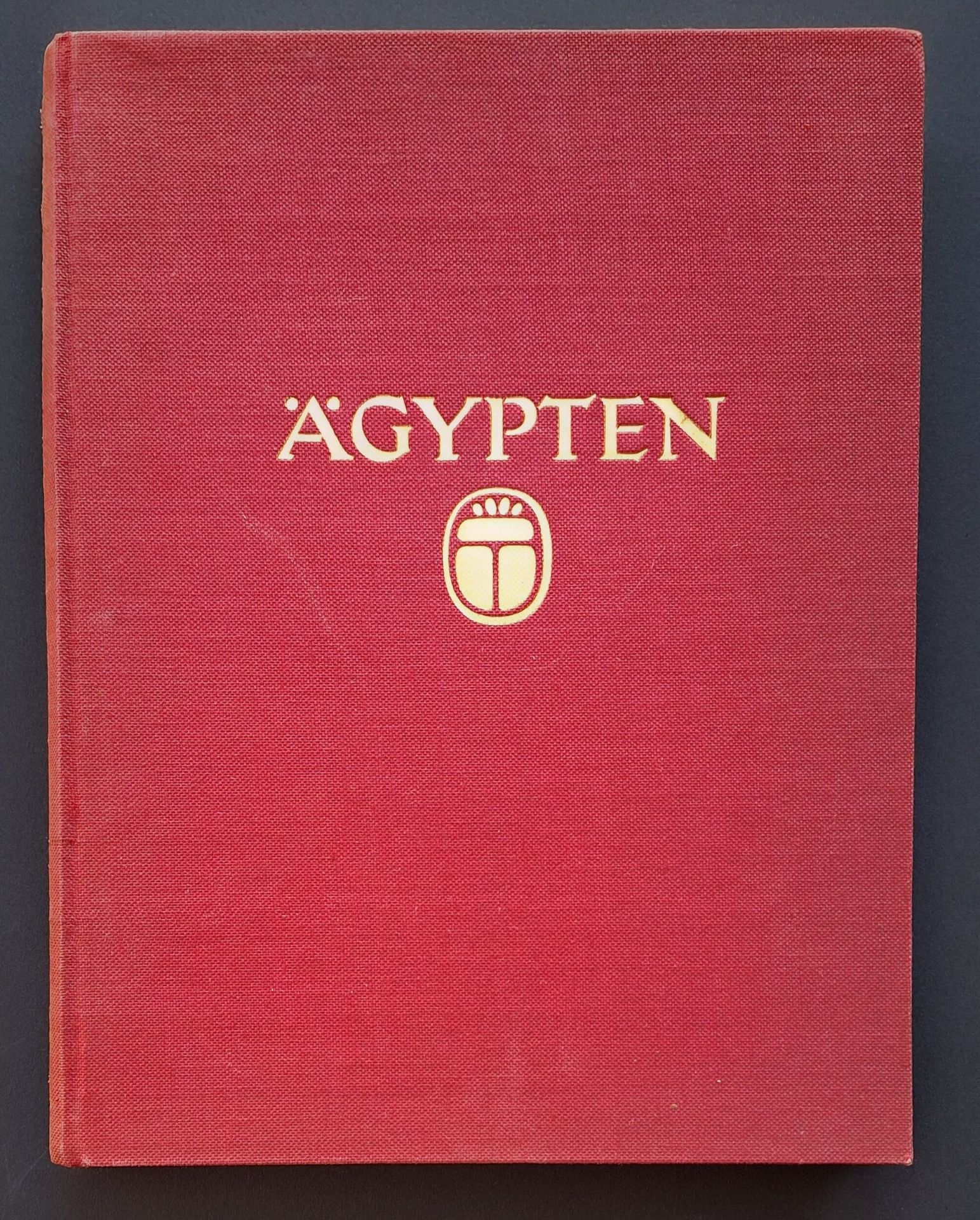LEHNERT, RUDOLF FRANZ (1878-1948)
LANDROCK, ERNEST HEINRICH (1878-1966)
BORCHARDT, LUDWIG & RICKE, HERBERT
Ägypten.
Landschaft. Volksleben. Baukunst.
Verlag Von Ernst Wasmuth, Berlin, 1929.
In-4 (31 x 25 cm). Édition originale. 18 pp de texte par Ludwig Borchardt; une carte; 272 photographies à pleine pages reproduites en héliogravure, avec légendes en 4 langues sous l'image dans la marge. Un livre de photographies sous direction de Ludwig Borchardt et Herbert Ricke. Photographies de Borchardt, Ricke, Lehnert & Landrock (18) et autres. Reliure en tissu orange, avec titre en lettres dorées sur le 1er plat et au dos.
