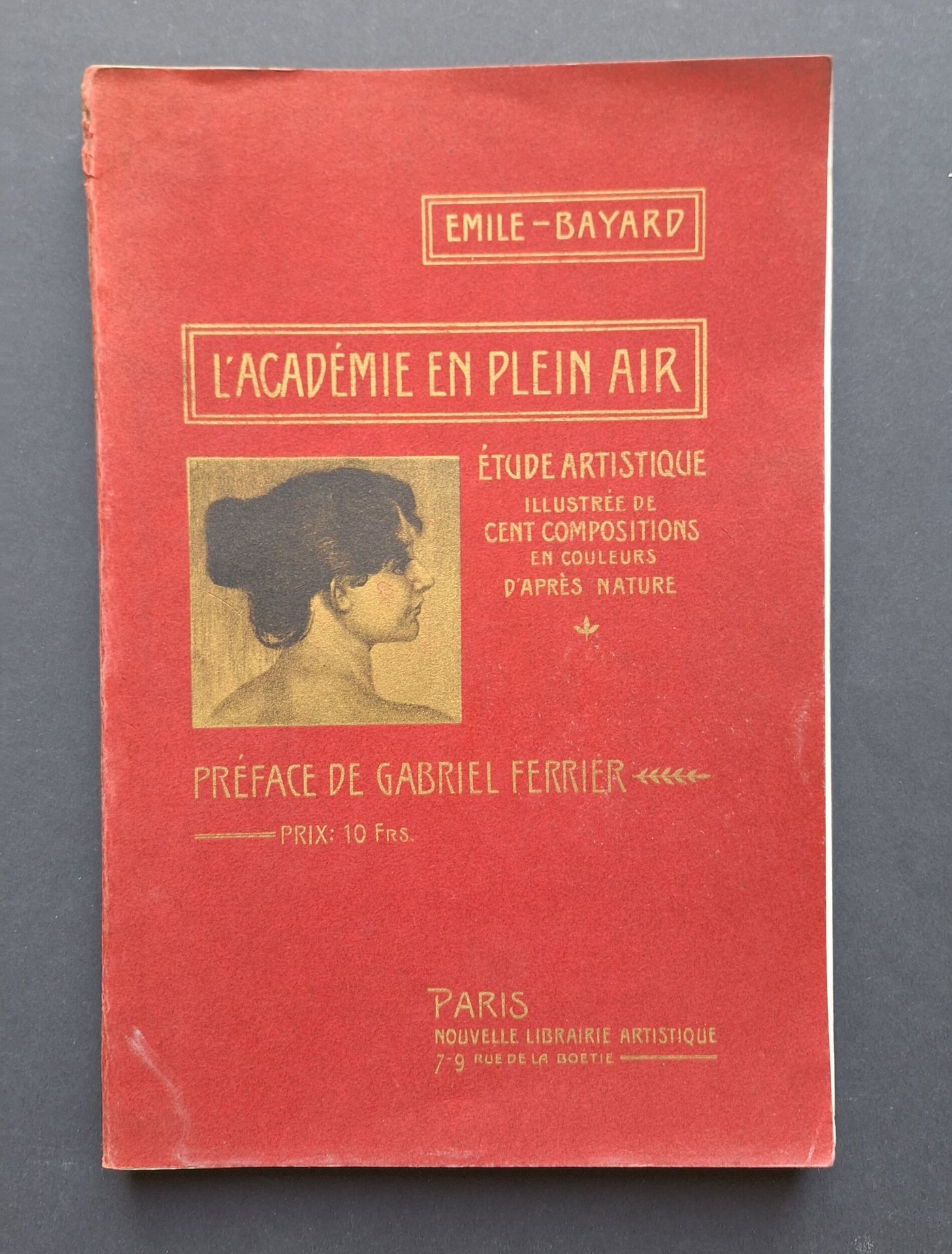 BAYARD, ÉMILE (1868-1937)
L'Académie en Plein Air.
Études artistiques illustrée de cent compositions en couleurs d'après nature.
Nouvelle Librairie Artistique, Paris, 1905.
In-4 (28 x 19 cm). Édition originale brochée. 160 pp. Introduction de Gabriel Ferrier. Photographies dans le texte et hors-texte. 10 chapîtres, dont L'art de voir, le nu en plein air, sur l'Harmonie de l'Académie en plein air, etc... Couverture souple rouge avec titre en lettres dorées.