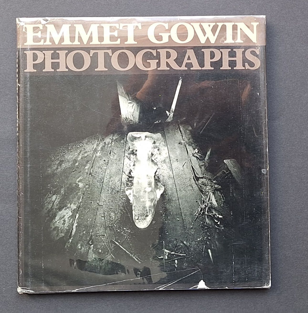 *GOWIN, EMMET (1941) [Signé]
Emmet Gowin Photographs.
Alfred A. Knopf, New York, 1976.
In-4 (26 x 24 cm). Édition originale, dédicacée et signée par Emmet Gowin en 1979 en page de titre. 108 pp. 68 reproductions photographiques en duotone. Textes de Frederick Sommer et James Agee. Cartonnage d'éditeur sous jaquette illustrée, avec déchirures.
