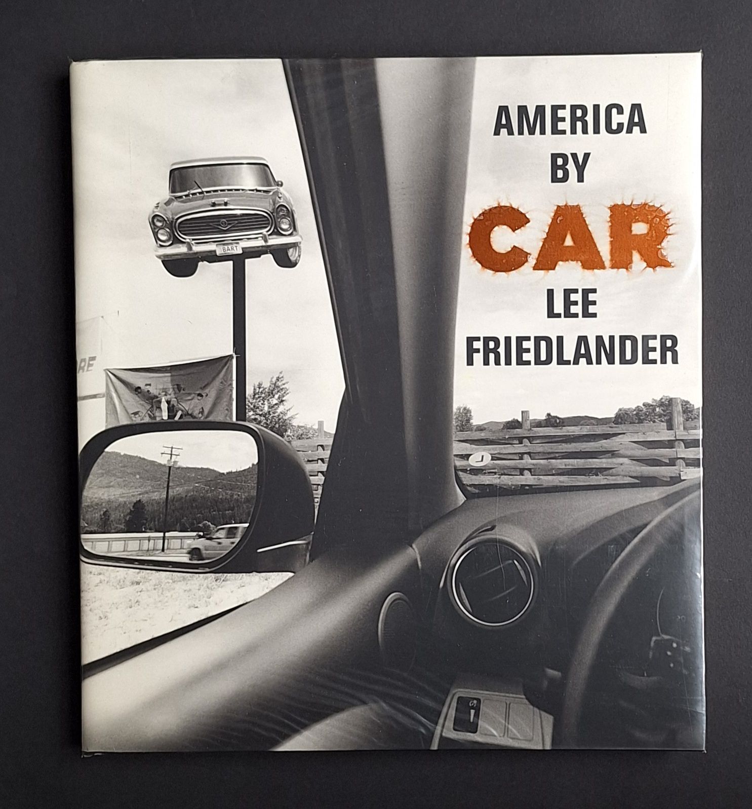 FRIEDLANDER, LEE (1934) [Signé]
America by Car.
Fraenkel Gallery, 2010.
Très grand in-4 (39 x 35 cm). Édition originale, tirée à 1000 exemplaires numérotés, signée par Lee Friedlander en page de titre. 192 photographies. Relié sous jaquette ilustrée à rabats.