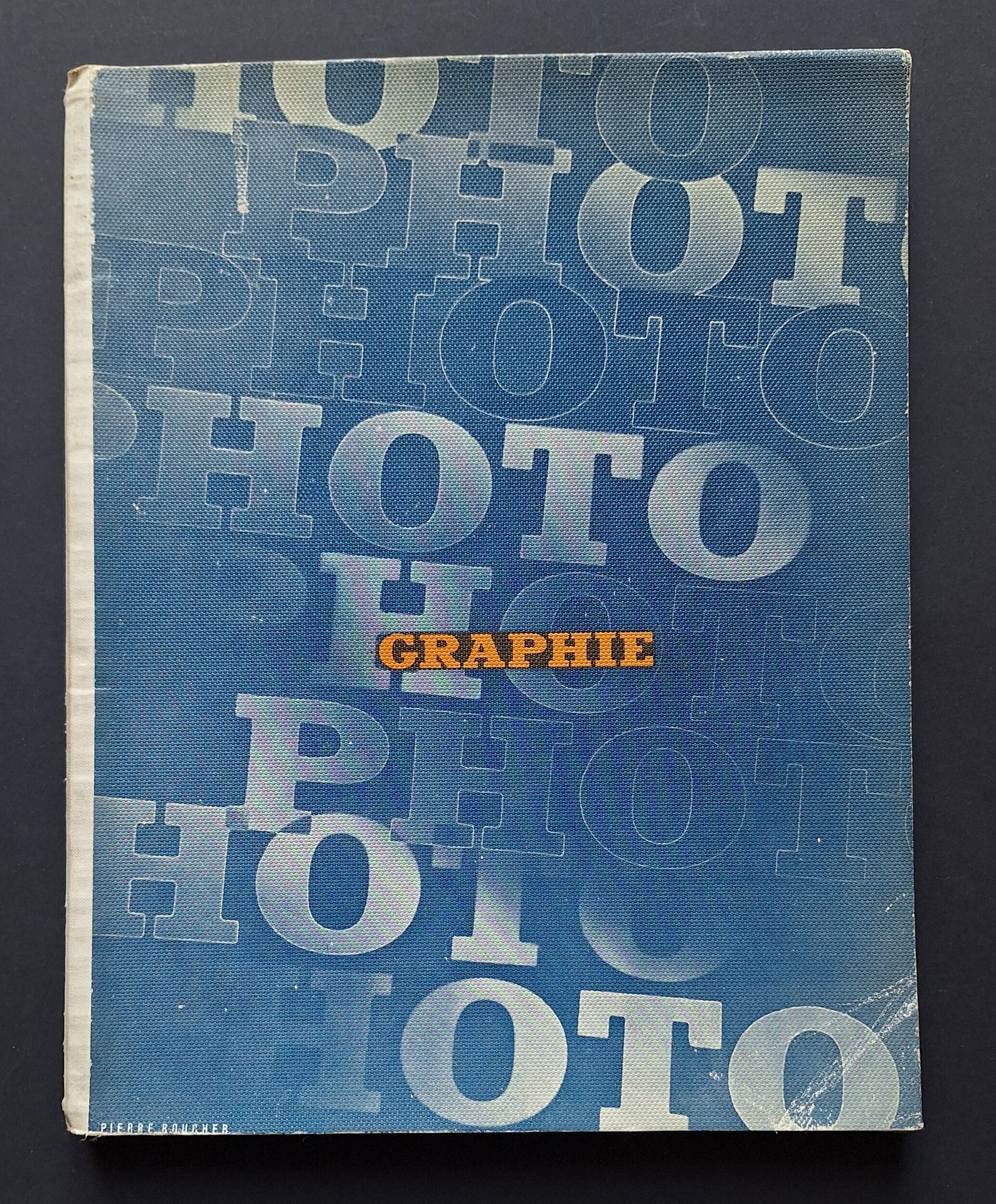 GRAPHIC ARTS AND CRAFTS
Photography 1939.
Arts et Métiers Graphiques, 1939.
In-4 (31 x 24 cm). First edition. Introductory text on pink paper by Jean Selz, illustrated with 12 photographs in the text (mainly by Marcel Bovis), followed by 90 photographic plates reproduced in gravure. Photographs by Ylla, Willy Maywald, George Hurrell Brassaï, Rémy Duval, Pierre Jahan, Pierre Boucher, René Jacques, a.o. A central portfolio is devoted to color in photography and cinema with a text by R. Servant, illustrated with 8 photographic plates superbly reproduced in color. Publisher's spiral binding. A fine copy.