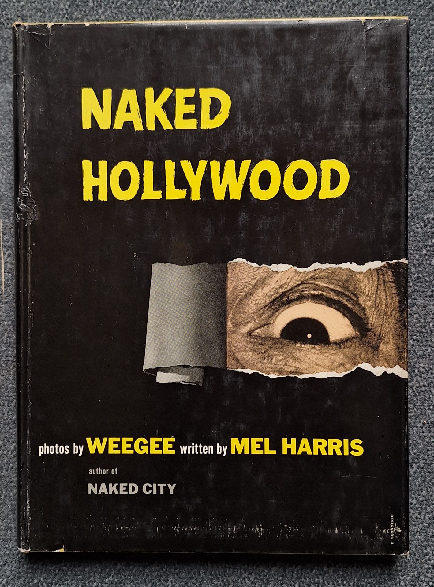 WEEGEE (Arthur Fellig) (1899-1968)
Naked Hollywood.
Pellegrini & Cudahy, New York, 1953.
In-4 (28 x 20,5 cm). Édition originale. n. p. Photographies reproduites en héliogravure. Relié sous jaquette illustrée.