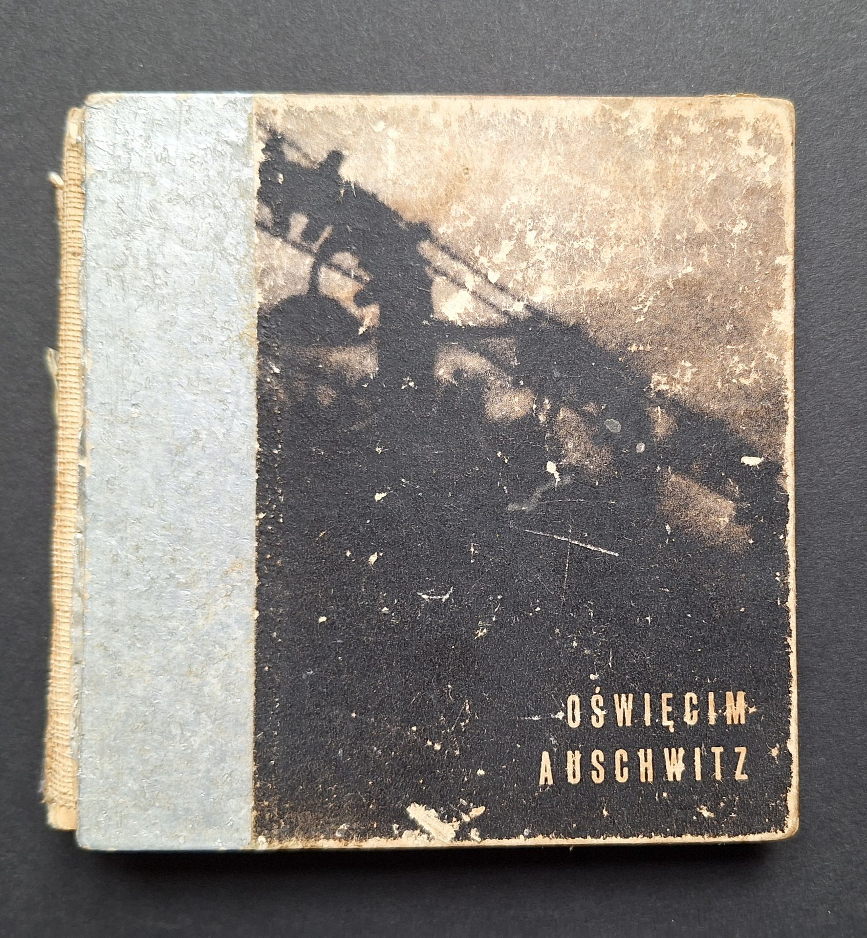 AUSCHWITZ
Oswiecim Auschwitz.
Fotografie nadeslane na konkurs agloszony przez Panstwowe Muzeum oraz Zarzad Oddziatu ZBoWiD w Oswiecimiu.
Photographs sent to the competition arranged by Pastwowe Muzeum and the Board of the ZBoWiD Section in Oswiecim.
Oswiecim, Panstwowe Muzeum, 1965.
In-12 (11 x 11 cm). Original bilingual edition, in English and Polish. 94 pp. 40 photographs of Auschwitz by Tadeusz Szymanski, Tadeusz Iwaszko, Wieslaw Kielar, Ryszard Kropek, Jerzy Frackiewicz, Adam Bujak, a.o. reproduced in gravure. Hardcover with photographic illustration on 1st board, titled in white; last board silvered. Spine missing; 1st board rubbed; first and last pages with some soiling. Nevertheless very rare, despite condition.
Ref: Parr/ Badger, The Photobook II, p.244-245.