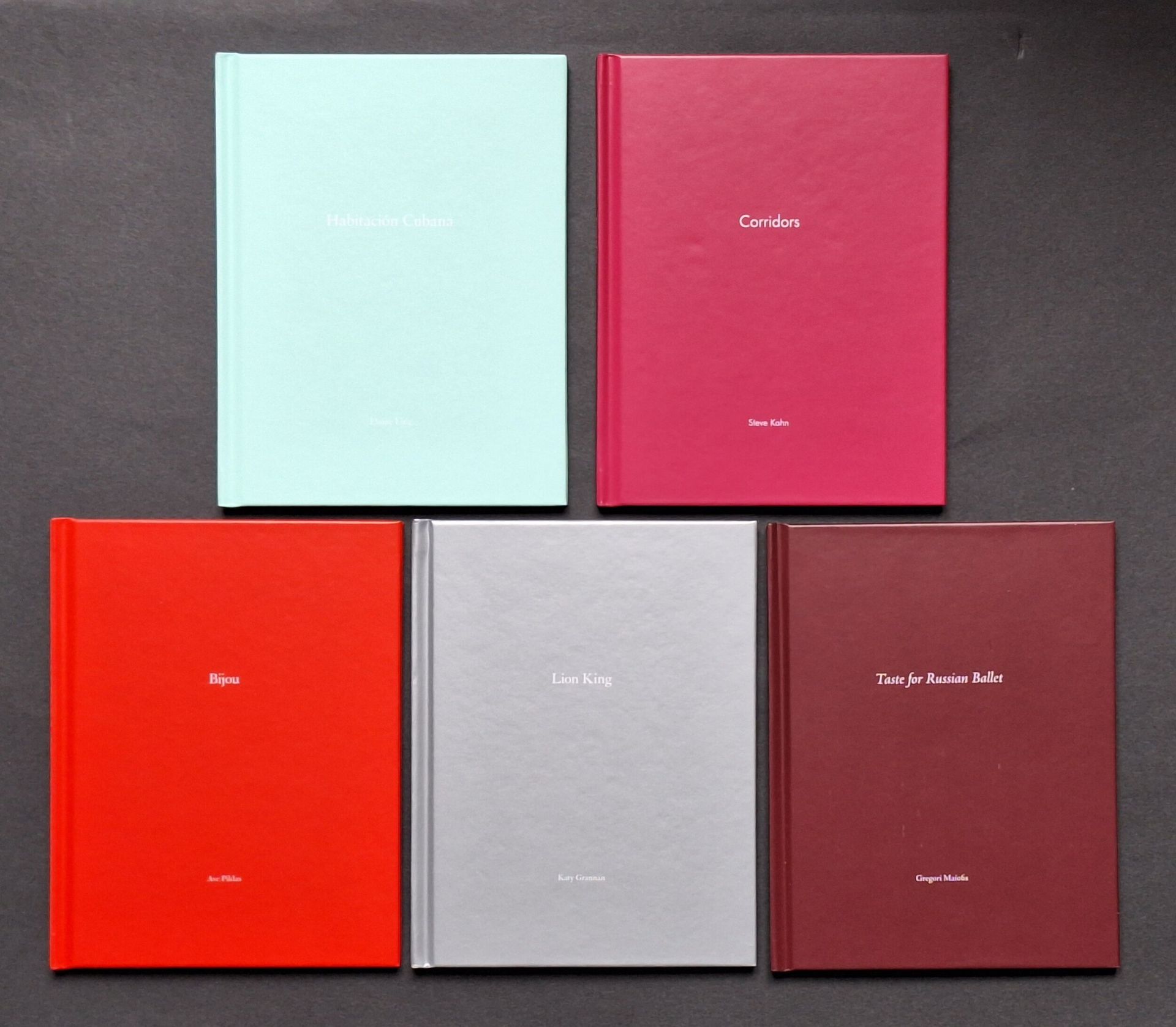 *ONE PICTURE BOOK n°89, n°91, n°94, n°96 & n°98
Cinq ouvrages

Katy Grannan
*Lion King
Nazraeli Press, 2015

Steve Kahn
*Corridors
Nazraeli Press, 2015

Elaine Ling
*Habitacion Cubana
Nazraeli Press, 2016

Ave Pildas
*Bijou
Nazraeli Press, 2016

Gregori Maiofis
*Taste for Russian Ballet
Nazraeli Press, 2017

Tous
Tirage à 500 exemplaires numérotés. Reproductions photographiques et une photographie originale, signée au dos, contrecollée sur un bord. Cartonnage avec titre en blanc. Sous pochette plastique de l'éditeur.
