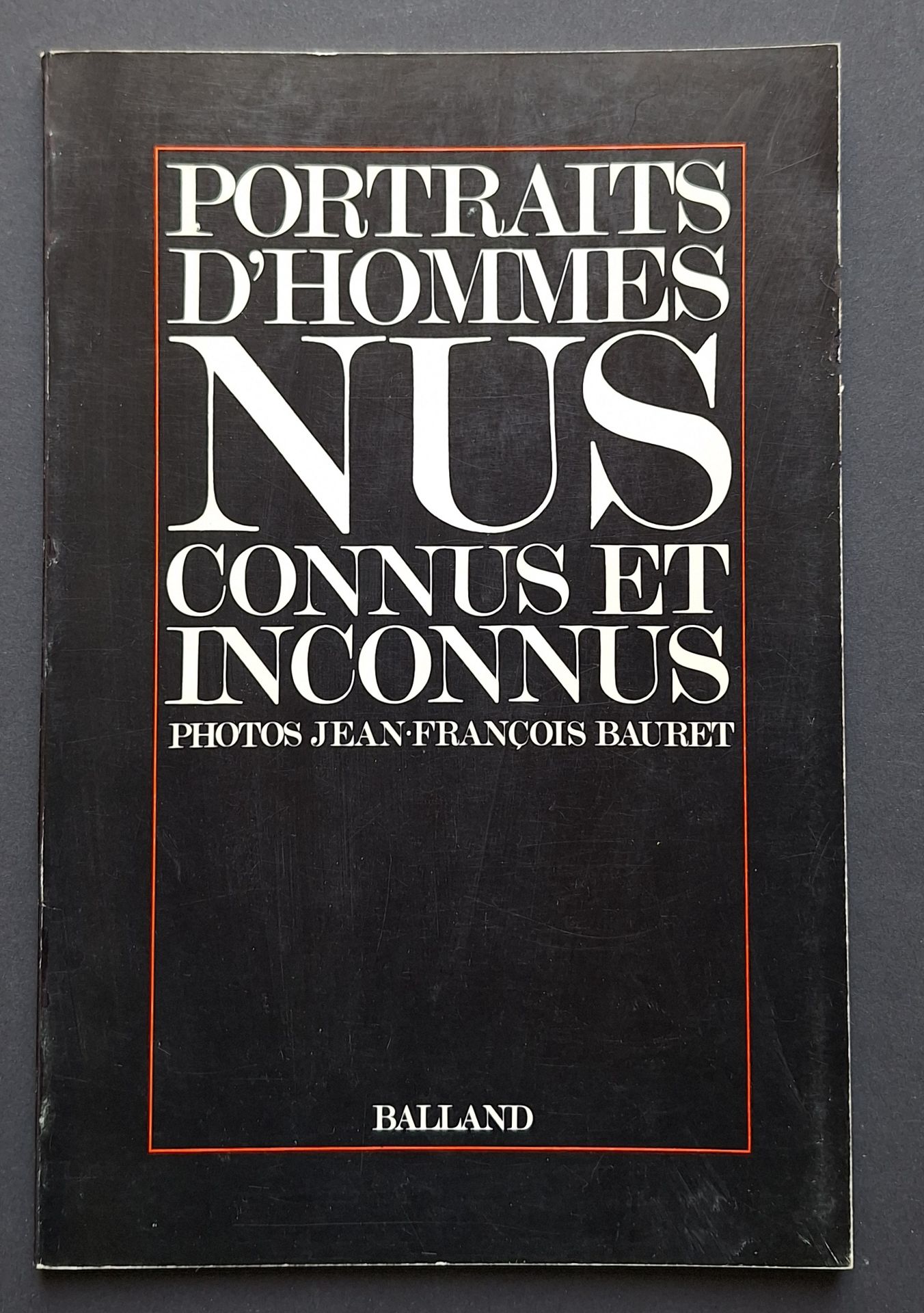 BAURET, JEAN-FRANÇOIS (1932-2014) [Signed]
Portraits d'hommes nus connus et inconnus.
Balland, 1975.
In-8 (23.5 x 15.5 cm). Original paperback edition, signed on title page by Jean-François Bauret. Text by Gabriel Bauret. 49 photographs of male nudes, reproduced in black and white. Soft cover titled in white. Copy with wetness on the right-hand edge and throughout the book, affecting only the white margin and therefore not affecting the photographs.