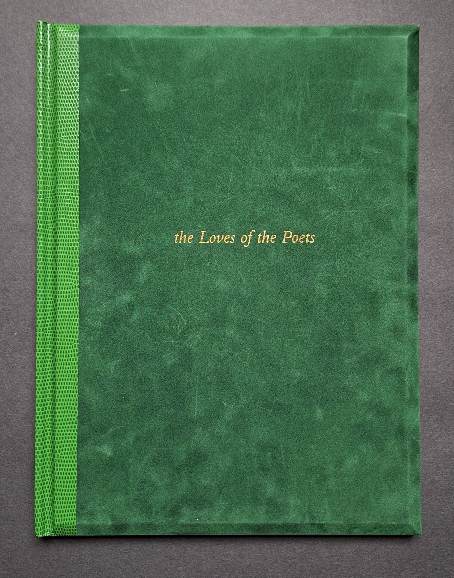 *MILLS, JOSEPH (1951) [Signé]
The Loves of the Poets.
Nazraeli Press, 2005.
In-4 (29 x 22 cm). Édition originale, signée par Joseph Mills. Reliure en feutrine verte et titres dorés.