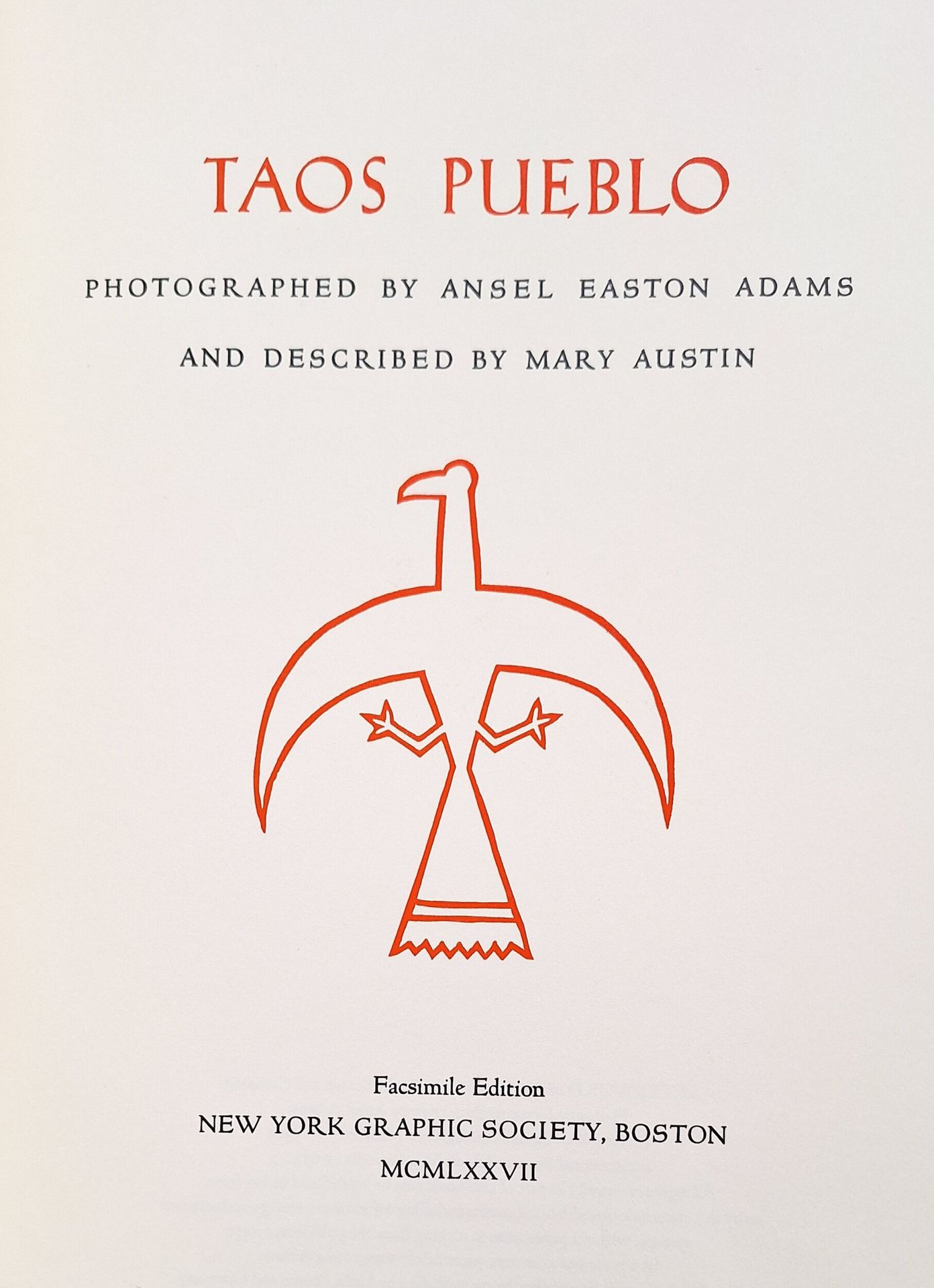 ADAMS, ANSEL (1902-1984) [Signé]
AUSTIN, MARY
Taos Pueblo.
Photographed by Ansel Adams and described by Mary Austin.
Facsimile edition, New York Graphic Society, Boston, 1977.
In-folio (44,5 x 33 cm). Réédition en fac-similé de l'édition originale publiée en 1930 à seulement 108 exemplaires, celle-ci tirée à 950 exemplaires, numérotée et signée par Ansel Adams. Exemplaire n°284, signé au collophon. Un texte de Weston J. Naef en postface accompagne cette édition en fac-simile. 12 planches photographiques superbement reproduites. Reliure en tissu orange; dos demi-cuir à 5 nerfs; emboîtage en tissu orange. Très bel exemplaire.