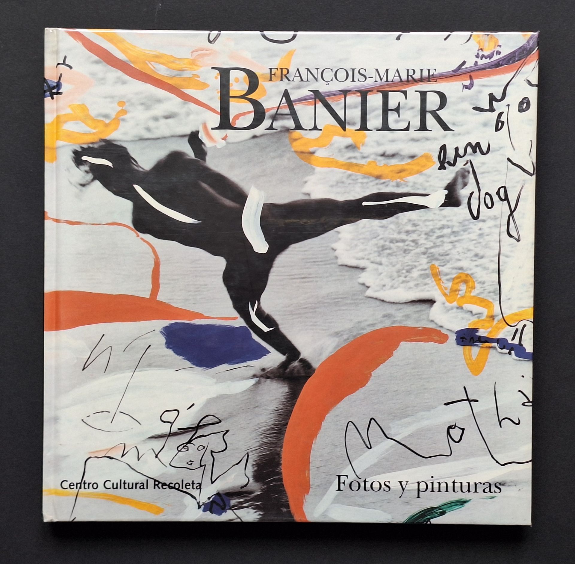 BANIER, FRANCOIS-MARIE (1947) [Signé]
Fotos y pinturas. 
Centro Cultural Recolata, 2000.
In-4 (28,5 x 28,5 cm). Édition originale, dédicacée par le photographe et agrémenté d'un dessin en couleurs. 216 pages. Texte trilingue anglais, français et portugais. Cartonnage illustré.