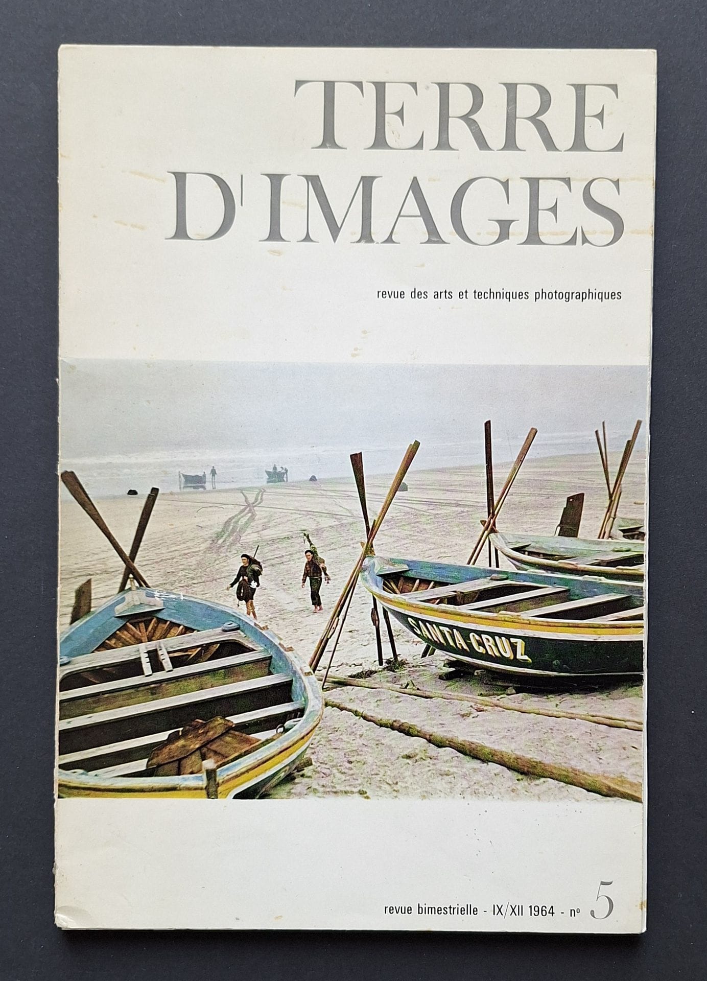 BOUBAT, ÉDOUARD (1923-1999) [Signed]
Terre d'Images.
Revue des arts et techniques photographiques.
N°5, 1964.
Michel Brient, Paris, 1964.
In-4 (27 x 18 cm). Original paperback edition, with an article by Bernard George on Édouard Boubat illustrated with 16 photographs. Copy dedicated, dated (1966) and signed by Édouard Boubat at the beginning of the article. Soft cover with illustrated flap.