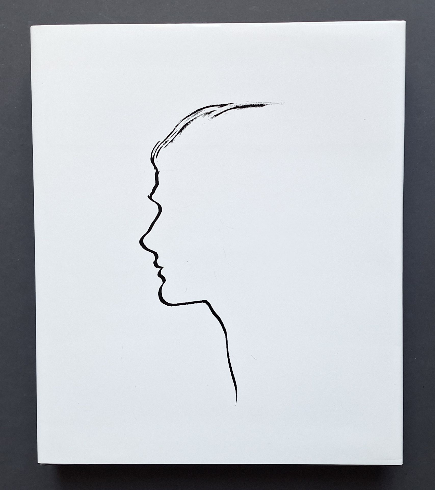 CHANEL
Culture Chanel, l'Esprit des Lieux.
DDP / Yon Art Printing, Corée, 2014.
Grand in-4 (36,5 x 30,5 cm). Édition originale trilingue (anglais, français, coréen). 383 pp. Magnifique catalogue de l'exposition au Dongdaemun Design Plaza (DDP) de Séoul. Conception de Jean-Louis Froment et Nicolas Rouvière. Citation d'Edmonde Charles-Roux. Photographies de Lucien Clergue, Alexander Libermann, Cecil Beaton, Berenice Abbott, Patrick Demarchelier, Roger Schall, Edward Steichen, Karl Lagerfeld, e.a. Un très beau livre superbement imprimé. Reliure en tissu noir avec titre en noir ton sur ton, sous jaquette blanche illustrée d'une esquisse.