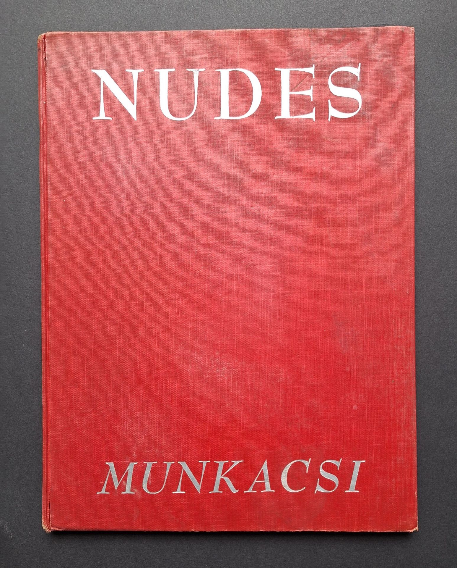 MUNKACSI, MARTIN (1896-1963)
Nudes.
Greenburg, New York, 1951.
In-4 (31 x 23.5 cm). First edition. 80 pp. 79 photographs reproduced in gravure. Publisher's boards; dust jacket missing. Unsigned dedication on 2nd cover.
Ref. Bertolotti, pp. 142-143.
