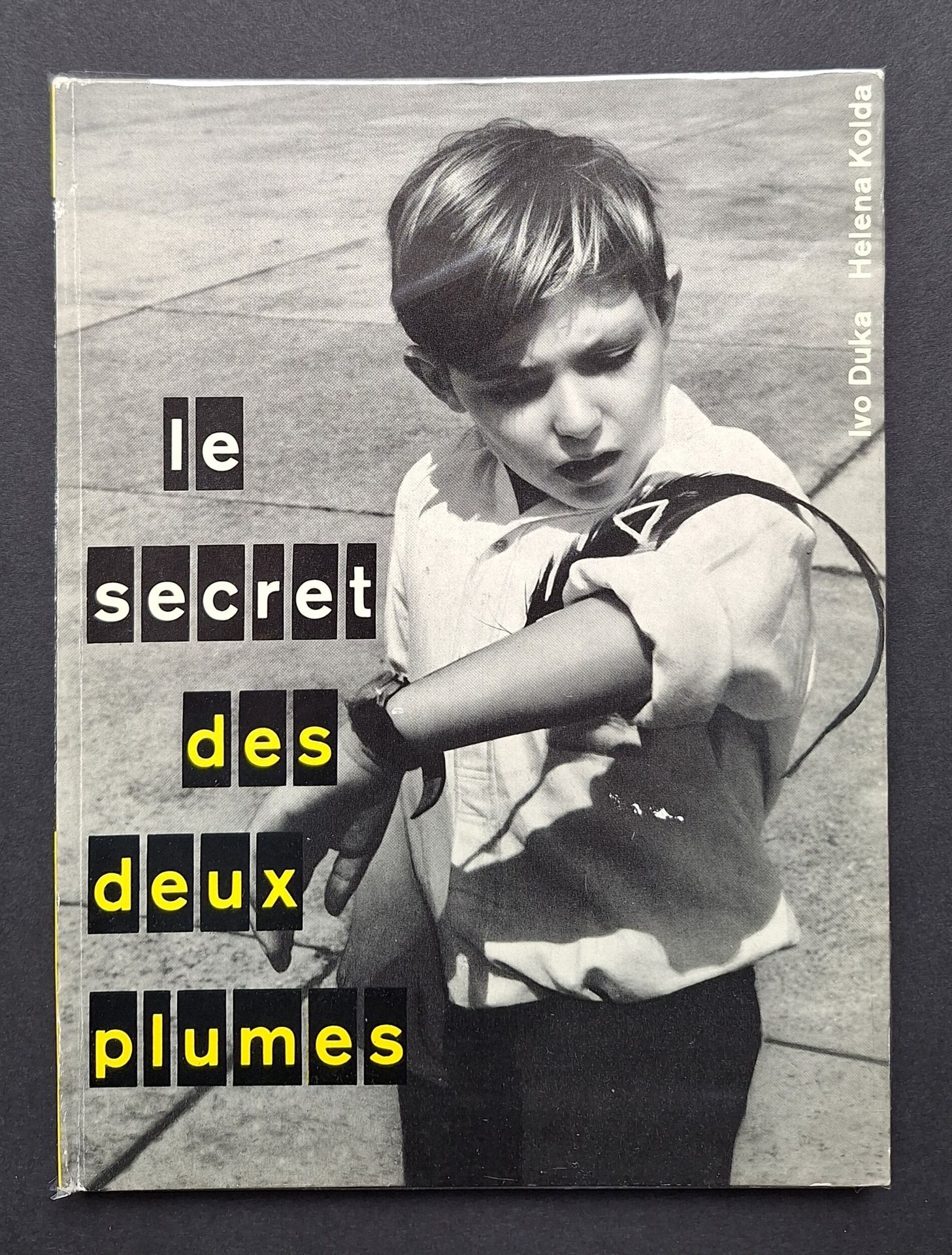 DUKA, IVO & KOLDA, HELENA
Le secret des deux plumes.
La Guilde du Livre, Lausanne, 1956.
In-8 (22 x 16 cm). Édition originale. 98 pages. Cartonnage illustré.