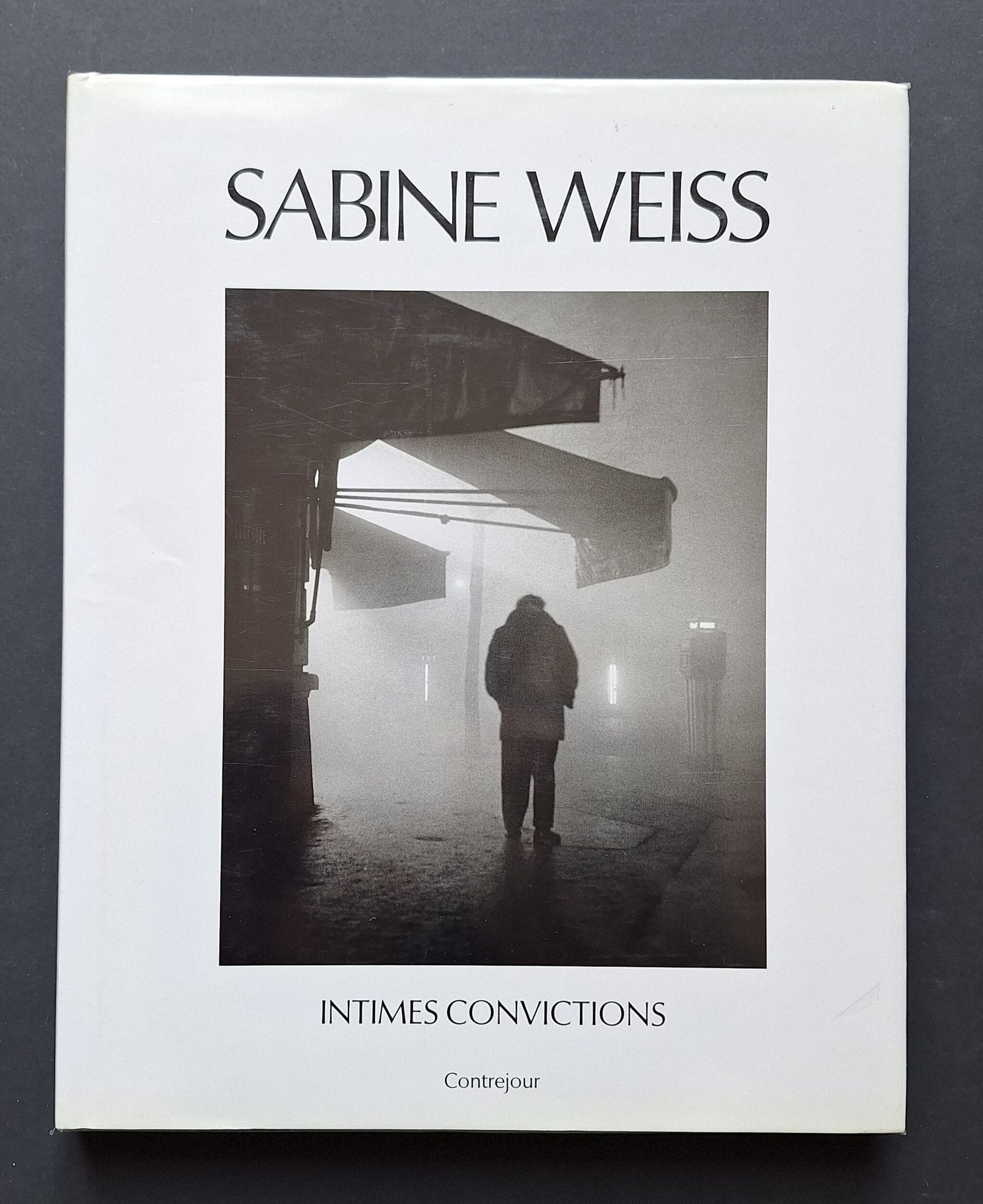 WEISS, SABINE (1924-2021) [Signé]
Intimes convictions.
Contrejour, 1989.
In-4 (30 x 24,5 cm). Édition originale, dédicacée et signée par Sabine Weiss en page de titre. Préface de Frédéric Mitterand. 164 pp. Texte autobiographique de Sabine Weiss. Monographie superbement imprimée. Relié sous jaquette illustrée.
